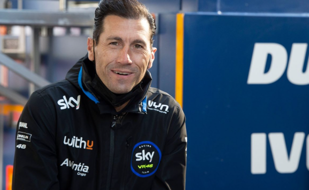 Rubén Xaus, (San Cugat del Vallés, Barcelona, 18 de febrero de 1978) es un expiloto profesional de motociclismo. Hasta 2011 participó en el campeonato mundial de Superbikes, conocido como SBK. Biografía Su padre, quien compitió en carreras amateur de bicicleta de montaña, entregó a Rubén Xaus su primera motocicleta a la edad de cinco años. Le regaló una Montesa Cota 25 (de 49cc). Con catorce años participó en carreras de ciclismo de montaña, pero su padre le convenció para que compitiera en carreras sobre carretera. Rubén Xaus tomó parte del Campeonato de Cataluña de 125cc, competición Solo Moto de 125cc. Ese mismo año obtuvo la victoria en el Campeonato Supermoto de Cataluña 80cc. En 1994 compitió en las series del Abierto Ducados Supersport en España, finalizando en el 17.º puesto, mejorando hasta el tercer puesto el siguiente año. En 1995 entró en el trofeo FIM Thunderbike y concursó como piloto de pruebas en 4 Gran Premios de 250cc. Xaus finalizó sexto en Thunderbike en 1996. En 1997 participó en el World Supersport acabando en el puesto 17.º. En 1998 participó en las series Pro-Superbike de Alemania, acabando sexto, con la clara intención de prepararse para el campeonato mundial de Superbike. En 1999 acabó quinto en el Campeonato Mundial Supersport, obteniendo su primera victoria en el circuito de Misano. En 2000 pilotó un moto oficial Ducati de Supersport, acabando séptimo y obteniendo una victoria. En 2001 se marchó al equipo de superbike de la fábrica Ducati teniendo como compañero el entonces campeón Troy Bayliss. En la segunda ronda, fue el primer español en obtener una victoria en el Campeonato Mundial de Superbikes. Ese año finalizó sexto en el campeonato. En 2002 acabó sexto también. 2003 supuso su mejor temporada en el mundial de Superbikes ya que consiguió quince podios y siete victorias, lo que le valió para ser subcampeón por detrás de su compañero en el equipo oficial Ducati, Neil Hodgson. Xaus hizo su primera participación en el Campeonato Mundial de MotoGP en 2004 como parte del equipo satélite de Ducati, el equipo D'Antin. El equipo tenía problemas con los fondos y no podía afrontar el coste para hacer pruebas, pero Xaus se adaptó mejor a la situación que su compañero Hodgson. Obteniendo algunos puntos y un podio-debut en Catar no dejó escapar el título de Rookie of the Year (novato del año) obteniendo el puesto 11 en el campeonato. En 2005 cambió de equipo y se fue al equipo Fortuna Yamaha para pilotar con su amigo Toni Elías. Una mayor entrega de potencia y un chasis difícil junto con la forma de pilotar de Xaus, hicieron que pareciera un piloto diferente al del 2004, produciéndose numerosas caídas. Para 2006 volvió al campeonato de Superbikes como piloto para el nuevo equipo satélite de Ducati, el equipo Sterilgarda Berik, junto con Marco Borciani. Obtuvo un par de vueltas rápidas, pero su rápidas cargas a menudo acabaron en accidentes, acabando el campeonato en un decimocuarto puesto. En marzo de 2007 Xaus se casó con su novia y compañera Mariona. La boda tuvo lugar en Andorra, donde la pareja vivía con su hija Julia, nacida en noviembre de 2006. En enero de 2009 tuvieron su segunda hija, Paula. Acabó la Temporada 2007 de Superbikes en sexto lugar con un total de 201 puntos (justo detrás del excampeón mundial Troy Corser), marcando una victoria en Valencia. La temporada 2008 Rubén Xaus fue compañero de Max Biaggi, pilotando una Ducati 1098RS para el equipo Sterilgarda GoEleven. Durante la temporada 2009 es compañero del australiano Troy Corser en el equipo oficial BMW Motorrad Motorsport.