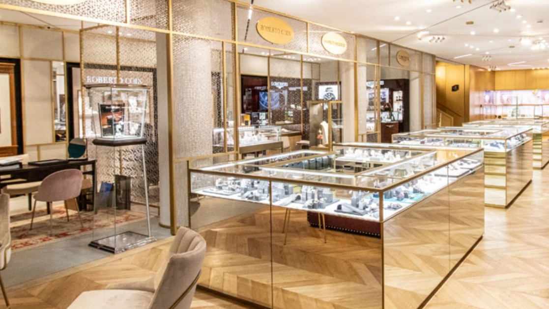 The Embassy Store es un espacio comercial de más de 2600 m2 ubicado en medio del eje comercial de Andorra la Vella y creado para descubrir y vivir el universo del lujo. The Embassy se ha diseñado para ser un sitio de encuentro de residentes y turistas, un espacio para disfrutar con amigos y familiares. Un lugar ideal para cuidarse y disfrutar de una vida activa, pero también para desconectar o conectar, relajarse y nutrirse con la lectura o el arte, así como disfrutar de talleres, experiencias y eventos en el espacio destinado a ello en la segunda planta. El edificio, de apariencia innovadora, está preparado para afrontar el futuro y proyecta el camino que debe emprender Andorra: una oferta de calidad, un servicio exclusivo y una experiencia de compra y visita inolvidable. En el interior, conforman el espíritu de The Embassy espacios generosos, altura de techos, luz natural con grandes vidrieras y espacios para descansar y pasar momentos gratos y agradables. El equipo de The Embassy te ofrece una experiencia de compra personalizada que invita a descubrir las distintas marcas consolidadas, así como las nuevas marcas emergentes y de tendencia. Somos expertos en joyería, relojería y belleza, y te ofrecemos una gran variedad de marcas de renombre internacional.