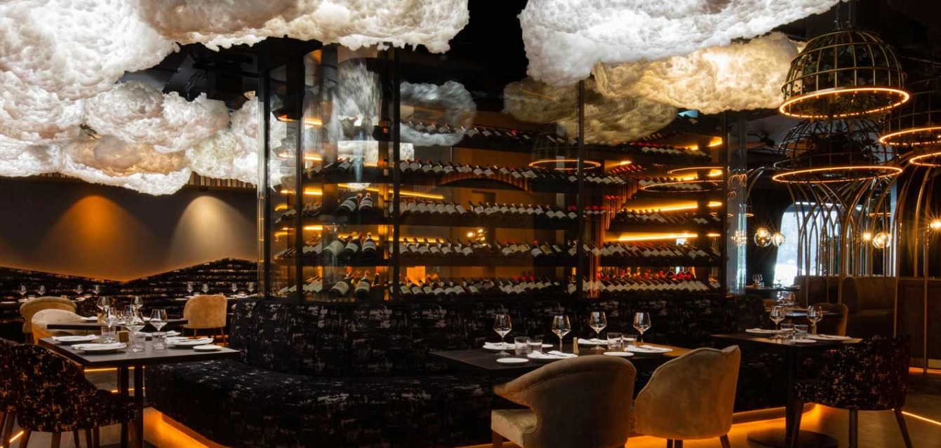 UNNIC Dissenyat per gaudir d'un dinar de feina, un sopar romàntic o una vetllada especial en família, el restaurant combina l'essència de la cuina andorrana i de muntanya amb influències mediterrànies, tot sota el segell de l'alta cuina de mercat. La seva proposta destaca per la qualitat del producte, el respecte per la temporalitat i una presentació cuidada que converteix cada plat en una experiència sensorial. Situat a la planta superior d'UNNIC, el Restaurant compta també amb una terrassa-mirador des d'on es pot contemplar el vibrant cor urbà d'Andorra la Vella i l'entorn natural que l'envolta. Aquest enclavament únic aporta un valor afegit a l'experiència gastronòmica, tant de dia com de nit. El visitant que s'endinsa en l'univers UNNIC descobrirà que el complex va més enllà. A l'interior, hi trobem també altres espais culinaris amb identitat pròpia, com el Sports Bar, ideal per als amants de l'esport que volen combinar l'emoció d'un bon partit amb el millor de la cuina americana; i el Red Bar, un racó elegant on la cuina nikkei —la fusió perfecta entre la gastronomia japonesa i peruana— es converteix en l'excusa perfecta per gaudir de còctels d'autor i espectacles en directe. A més, el viatge gastronòmic pot culminar amb una experiència d'oci inoblidable a La Disco by UNNIC, una sala exclusiva amb ambientació de primer nivell, barres premium, zones VIP i la millor música per a aquells que busquen una nit diferent.