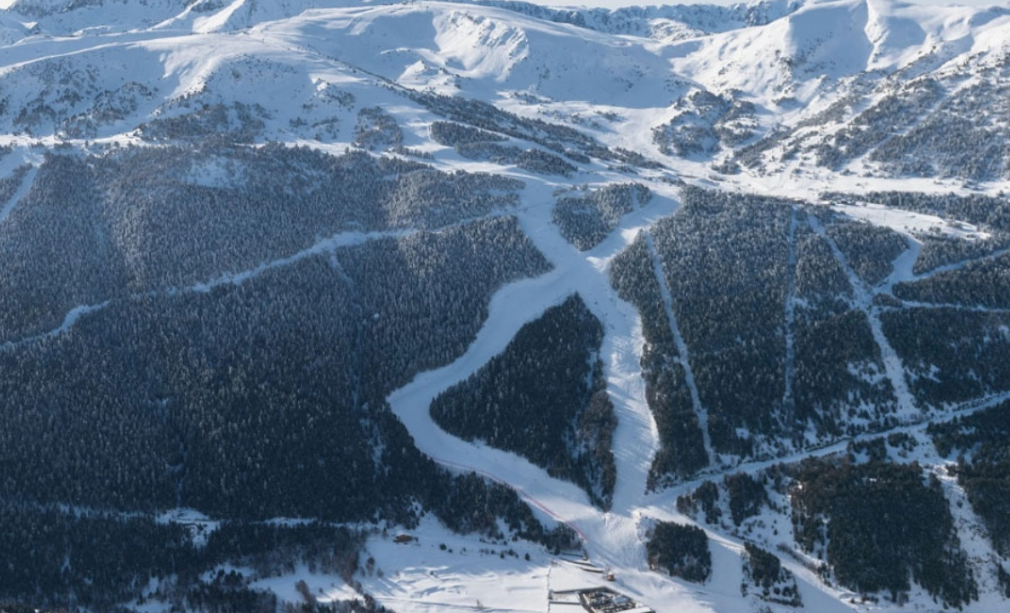 Top Class by Grandvalira Resorts Grandvalira es el lugar idóneo para disfrutar de una experiencia única y exclusiva en un marco incomparable. La estación andorrana cuenta con una amplia oferta de opciones y trabaja constantemente para renovarla y mejorarla, así como para seguir ofreciendo experiencias prémium de primer nivel con las que garantizar una vivencia más completa a los clientes de la estación que quieran ir más allá. Con la opción Top Class, Grandvalira revoluciona la forma de aprender a esquiar. Una fórmula de garantía para gozar de una jornada en Andorra y mejorar y perfeccionar tu técnica con la ayuda de un monitor. Con estos programas especiales, podrás descubrir todos los rincones imprescindibles del dominio de Grandvalira. El Top Class es un servicio exclusivo que imparten monitores de alto nivel. Es un producto que se distingue por la calidad de su servicio y porque se adapta a todos los niveles. Quienes lo contraten dispondrán de un monitor Top 10 de la escuela. Se trata de profesionales que te acompañarán durante tu estancia y te ayudarán a aprender, mejorar y perfeccionar tu nivel de esquí o de snowboard. Además, este producto ofrece vestuarios, salas especiales, esquís de test de varias marcas, reserva preferente en los distintos puntos de restauración del dominio, posibilidad de realizar grabaciones, fotos y videocorrección, y servicio de traslado siempre que se requiera. La actividad puede contratarse en cualquier escuela de esquí de todos los sectores de la estación o bien por Internet. La estación de esquí Grandvalira se fundó en 2003 a través de la unión de dos de las estaciones del Pirineo más históricas y sus sectores: Pas de la Casa, Grau Roig, Encamp (fundada en 1956) y Soldeu, El Tarter y Canillo (fundada en 1964). Esta unión permitió la creación de la mayor estación del Pirineo y una de las mayores de Europa, con 210 kilómetros de pistas, un total de 137 pistas de todos los niveles y un forfait único para disfrutar de todo este dominio esquiable. En la temporada 2019 se creó el nuevo sector de entrada, el Peretol. En estos años de historia, Grandvalira se ha caracterizado por un esfuerzo económico muy importante, con más de 100 millones de euros de inversión, para ampliar el número de kilómetros esquiables, renovar e incrementar la red de remontes con una capacidad de más de 100 000 esquiadores por hora, mejorar su red de cañones de nieve (que permite disfrutar de más de un 66 % de su territorio con nieve artificial) y dotar a la estación de la red más completa de actividades para disfrutar del après-ski.