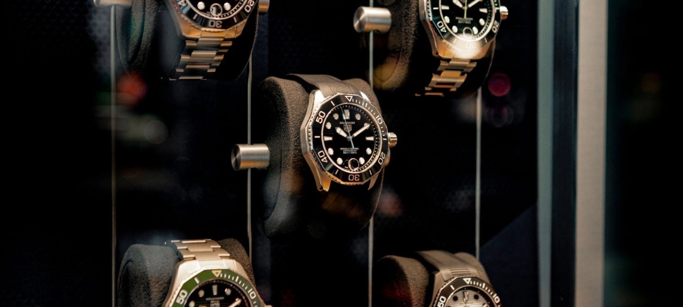 TAG Heuer Ubicada en la avenida Meritxell, el corazón comercial de Andorra, TAG Heuer Andorra es mucho más que una boutique: es un templo para los amantes de la alta relojería y la adrenalina deportiva, especialmente vinculada al automovilismo. Este espacio exclusivo, gestionado por el Grup Quars, distribuidor oficial de TAG Heuer en el Principado, presenta una selección única de relojes suizos de lujo. Con un protagonismo especial de los cronógrafos y diseños deportivos, cada pieza combina tecnología de vanguardia, precisión impecable y estilo atemporal. En TAG Heuer Andorra, disfrutarás de una experiencia inolvidable. El ambiente, que respira rendimiento y sofisticación, está pensado para conectarte con la esencia de una marca icónica. Además, nuestro equipo de expertos te guiará con atención personalizada, y se asegurará de que cada detalle contribuya a hacer de tu visita un momento único. Cada reloj cuenta una historia: un relato de innovación y perfección. Adéntrate y déjate cautivar por creaciones que trascienden el tiempo; pequeñas obras maestras que reflejan el espíritu pionero de TAG Heuer. Ven a TAG Heuer Andorra y descubre el auténtico arte de la precisión suiza. Haz del tiempo tu mejor aliado.