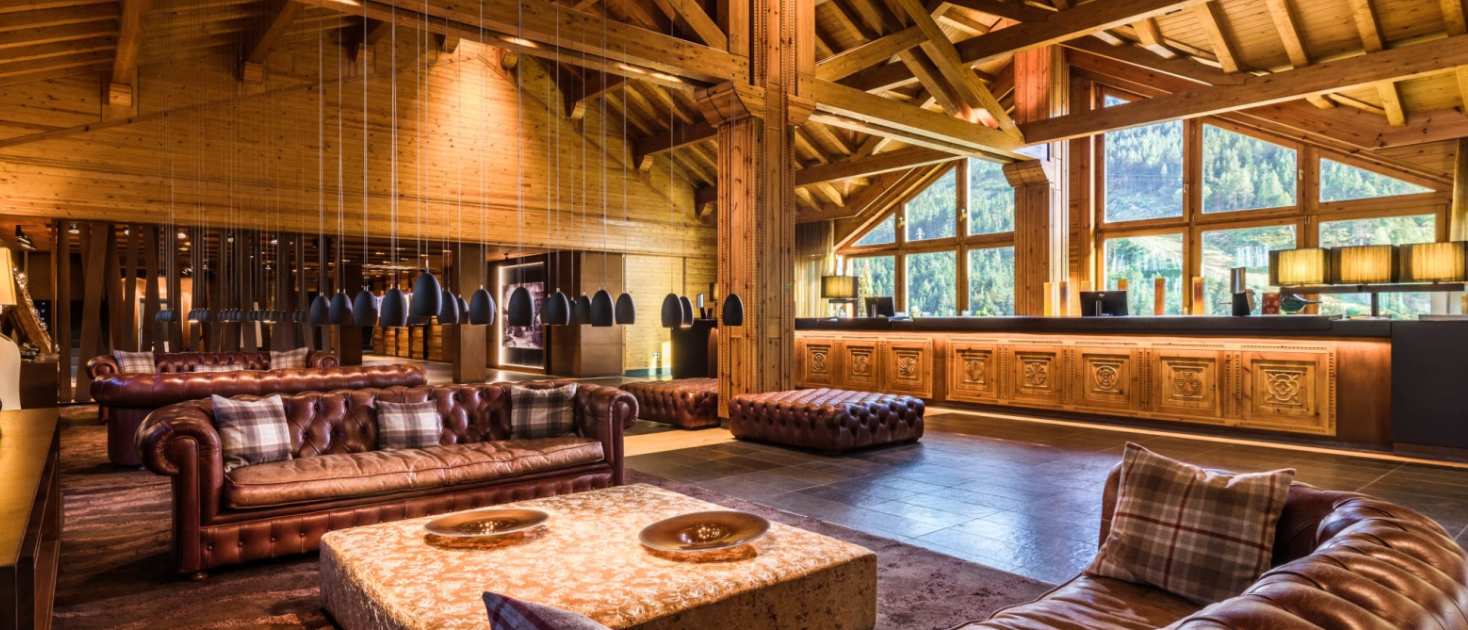 Sport Hotel Hermitage & Spa El Sport Hotel Hermitage & Spa es un hotel de 5 estrellas situado a 1850 metros de altitud, el único The Leading Hotels of the World en los Pirineos, y ofrece 135 habitaciones entre Junior Suites Deluxe y Suites, todas con vistas a la montaña y con terraza. Uno de nuestros puntos fuertes es la gastronomía, en la cual destaca la primera estrella Michelin para el hotel y también para el país otorgada a nuestro restaurante Ibaya de cocina española-andorrana. Su chef, Francis Paniego, puede presumir de tener tres estrellas Michelin adicionales. Otro de nuestros restaurantes gastronómicos es el Koy Hermitage, a cargo del chef Hideki Matsuhisa, que cuenta con una estrella Michelin. Y no debemos olvidar otros restaurantes insignia como el Sol i Neu, situado a pie de pistas con vistas espectaculares y cocina de montaña, y el animado Glass Bar. El Sport Wellness Mountain Spa es un espacio único donde se puede disfrutar de una experiencia inolvidable: 5000 metros cuadrados de tranquilidad, un oasis de calma sin ruidos ni aglomeraciones. Un rincón de ensueño a pie de las pistas de esquí de Grandvalira, donde todas las propiedades del agua, las montañas y los bosques que dan vida a los Pirineos le permitirán estar en perfecta armonía con la naturaleza. Un lugar donde todo está pensado para disfrutar de una atmósfera de relajación y bienestar (para mayores de 13 años) Este paraíso de salud destila las propiedades y los beneficios del entorno natural que lo rodea. La esencia de la montaña, sus bosques, sus minerales y sus aguas cristalinas se concentran aquí, a 1850 metros de altura, y son fuente de inspiración para desarrollar los mejores tratamientos y programas de belleza y salud para su bienestar de la mano de Valmont, Mesoestetic y Sea Skin. Las Hermitage Mountain Residences son nueve residencias exclusivas con una superficie de 120 m2, con dos dormitorios, hasta 500 m2, con ocho dormitorios. Están conectadas al hotel Hermitage y cuentan con todos sus servicios, además de mayordomía y una recepción exclusiva. Estamos situados a pie de pistas de Grandvalira, con más de 210 km de recorrido, y ofrecemos un servicio altamente exclusivo de conserjería de esquí, con VIP lounge ski lockers y servicio de guía de esquí, entre otros, y nuestras propias tiendas tanto de alquiler de material como de ropa deportiva con marcas de prestigio. Esta temporada de invierno de 2023 se abrirá el Hermitage Mountain Lodge, un chalet exclusivo y único situado en plenas pistas de esquí entre Soldeu y el Tarter con cuatro habitaciones dobles y una capacidad máxima de ocho adultos y cuatro niños, con servicio de mayordomía. En verano, ofrecemos el campo de golf situado a mayor altitud de Europa, 2250 metros, de nueve hoyos y al que se accede con la telecabina situada junto al hotel. También organizamos varias actividades al aire libre como senderismo, e-bike o rutas por los lagos con 4x4, entre otras. Para las familias, ofrecemos los servicios gratuitos del Kids Club (de 4 a 12 años) que incluyen babysitting bajo petición. 