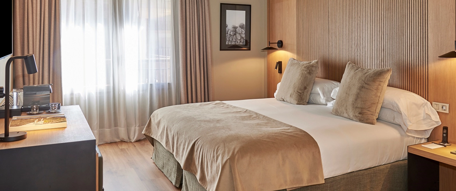 Serras Andorra Luxury Boutique Resort & Spa Serras Andorra cultiva un lujo personalizado en su forma más pura en pleno corazón del Valle de Incles, en Soldeu, con las montañas de Grandvalira como principales testimonios de todo lo bueno que pasa aquí. Una histórica fachada de piedra y madera da paso a un interior completamente renovado, acogedor, moderno y romántico. Y es que, a 1800 metros de altitud, un equilibrio delicado entre la hospitalidad cálida, la gastronomía y el arte de la buena vida abre sus puertas a Andorra para recibir a viajeros deseosos de transformar momentos en recuerdos. Nuestras 57 habitaciones y suites presentan un concepto elegante y único de lujo informal. Están diseñadas pensando en la comodidad y todas son muy amplias y luminosas. Cada habitación se ha decorado cuidadosamente para ofrecer a nuestros huéspedes un auténtico refugio con vistas a las montañas del dominio esquiable de Grandvalira. En un lugar en el que el espacio es un regalo, cada habitación tiene carácter propio y la ambivalencia de una estancia que se puede disfrutar tanto desde el interior como desde el exterior. Unos dormitorios XL y cómodos dan la bienvenida a los viajeros que buscan algo más aparte del confort, como puede ser más espacio, panorámicas fabulosas y una buena dosis de estilo. Déjate sorprender por la propuesta gastronómica como la del Serras Andorra. Producto local, paisaje y estrella Michelin unidos en cuatro espacios dedicados al hedonismo culinario. Aquí, el savoir-faire de Marc Gascons, chef con una estrella Michelin en Els Tinars, da fondo y forma a una cocina natural de territorio en nuestros restaurantes Bruna y Snow Terrace. Con destreza, Gascons actualiza el recetario tradicional catalán con un toque más fresco de alta montaña. Los amantes de los quesos tienen cita en La Fromagerie de Bruna, un rincón donde se pueden encontrar platos alpinos tradicionales y deliciosos, como la fondue o la raclette, elaborados con ingredientes de proximidad. Todo ello, servido con unas espectaculares vistas a las montañas, al abrigo de la chimenea, en la terraza o frente a una copa en la mejor compañía. El hotel cuenta con dos pistas de esquí exclusivas para el aprendizaje del esquí alpino, un espacio exterior único en Andorra en el que podrás iniciarte en este deporte de invierno sin moverte del hotel. Las pistas disponen de monitores cualificados que se pondrán a tu disposición. Para los esquiadores más experimentados, ofrecemos un servicio de traslado gratuito a las pistas de esquí de Grandvalira. Justo después de hacer el check in en Serras Andorra, no tendrás que preocuparte de nada. Al llegar al hotel, todo serán facilidades: desde el alquiler de esquís, disponibles en la misma propiedad, hasta la compra de forfaits o la contratación de clases particulares. 