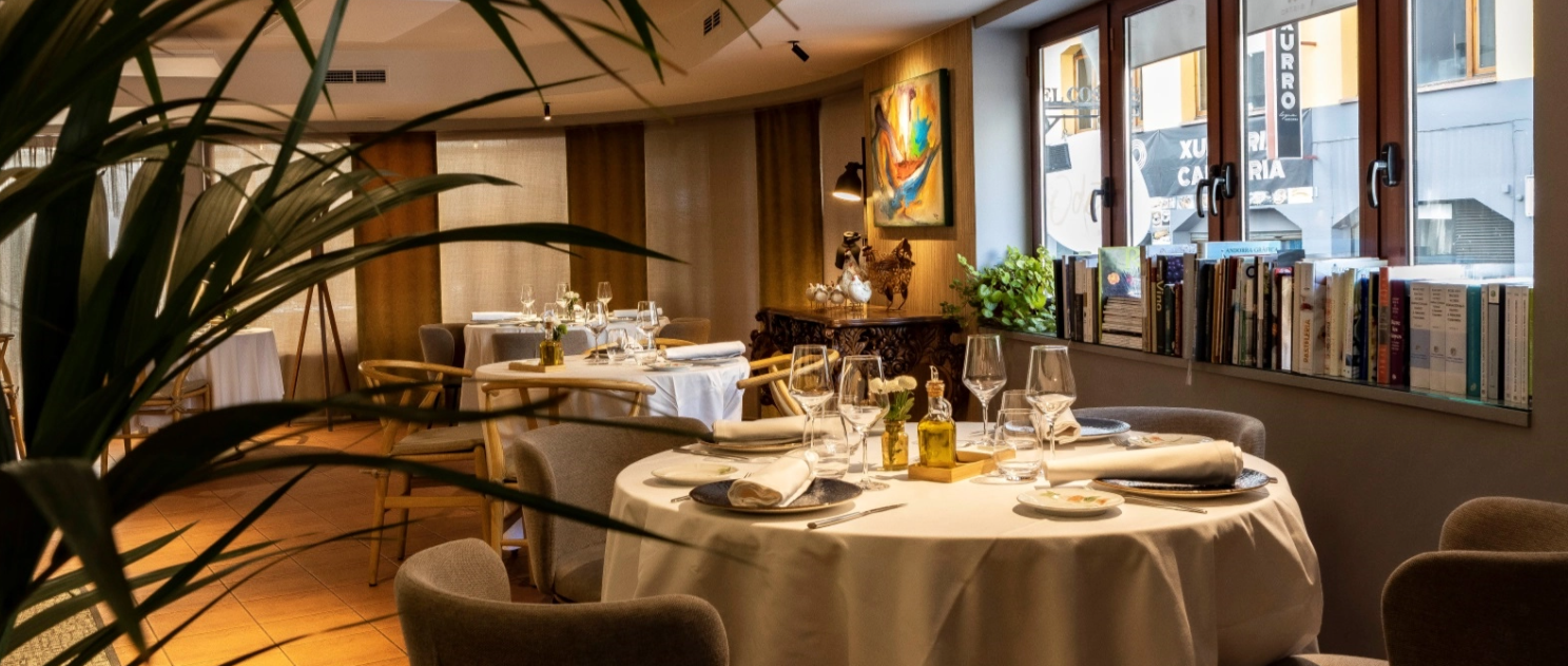 Odetti Bistro Odetti es pasión e ilusión por la gastronomía, es donde confluyen las ideas de servicio, cocina y producto en un espacio. La fórmula de establecimiento bistró nos lleva a un sitio gourmet donde perdemos la formalidad de un restaurante elegante, pero que cuenta con la garantía de frescor, elaboración, proximidad y productos de gran calidad. Nuestro equipo profesional en diferentes disciplinas nos enseña una máxima: "solamente solos somos una roca, juntos somos una montaña". Juntos trabajamos para crear la experiencia gastronómica ideal y creemos firmemente que alrededor de la gastronomía tienen lugar los acontecimientos más importantes. Es por este motivo por el que, en Odetti Bistro, la comida es el elemento sustancial, pero también una pieza más de una serie de ingredientes indispensables para la construcción del ambiente gastronómico ideal. Buscamos crear una simbiosis entre platos, ambiente, recomendación de vinos, buen servicio y buen gusto. Contamos con unos productores de proximidad y calidad que forman parte de nuestra gran familia. De entre todas las creaciones, es difícil apostar por solo un plato en concreto, ya que la variedad de todas nuestras elaboraciones convierten Odetti Bistro en un templo de la alta cocina con una combinación excelente de platos y vinos de todas las regiones.