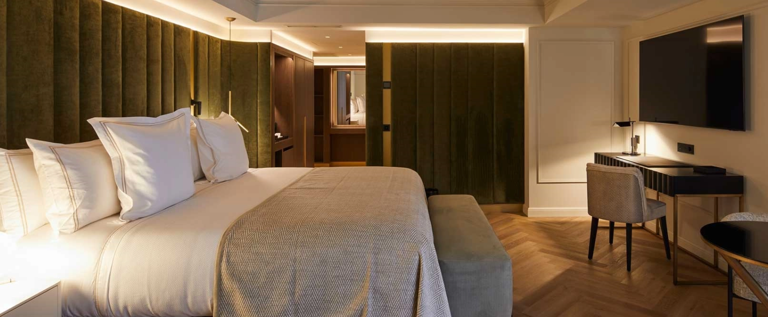 MIM Hotels Andorra El hotel MIM Andorra es un hotel de 5 estrellas ubicado en el centro del eje comercial Vivand, en Escaldes-Engordany. Este hotel boutique del Messi & Majectic Hotels Group es sin duda un refugio idóneo para aquellos que buscan confort, calidad y lujo en un entorno céntrico pero a la vez ideal para disfrutar de todos los atractivos que ofrece Andorra. La apuesta del establecimiento por la máxima calidad en sus instalaciones y la excelencia en el servicio hacen del MIM Hotel Andorra un lugar idóneo para un cliente prémium con interés por la montaña, los deportes de invierno y la gastronomía. El hotel cuenta con 34 habitaciones, entre las cuales hay cuatro suites junior y dos suites exclusivas, todas pensadas para el descanso y la desconexión en pleno centro, sin renunciar a la comodidad ni al lujo. Todas las habitaciones del MIM Hotel son espaciosas y elegantes, ofrecen un ambiente relajante con el máximo confort y el característico espíritu propio de un hotel-boutique, con su estilo acogedor vanguardista. MIM Andorra ha cuidado mucho la oferta gastronómica que ofrece a los huéspedes con el restaurante Hincha by Nandu Jubany, que cuenta con un desayuno especial y una amplia carta de sugerencias gastronómicas únicas. Entre las instalaciones cuenta con un espacio de wellness que ofrece una experiencia exclusiva de salud, belleza y bienestar. Asimismo cuenta con un completo gimnasio, para que puedas mantenerte en forma especialmente cuando se tiene poco tiempo y se está fuera de casa. Sin embargo, su fuerte compromiso con el medio ambiente en todos los hoteles del grupo le permite lucir el distintivo internacional LEED Silver que concede el US Green Building Council. El hotel boutique cuenta con una ubicación privilegiada, ya que se encuentra a pie del eje comercial Vivand en Escaldes-Engordany, pero también está muy cerca de The Shopping Mile. Lo que es ideal para pasar el día de compras o para realizar deportes de montaña gracias al servicio de transfer privado que ofrecen. Dispones de todas las facilidades que imaginas para disfrutar al máximo de Andorra. 