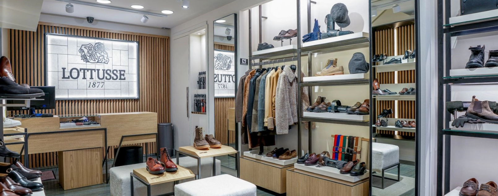 Lottusse La tienda Lottusse de Andorra está ubicada en la Av. Carlemany, en el eje comercial peatonal Vivand, en Escaldes-Engordany. De la mano de Calçats Galy, empresa familiar con más de cuarenta años de experiencia en el sector, en nuestro establecimiento te ofrecemos las últimas novedades de esta prestigiosa marca de calzados para mujer y hombre, además de sus complementos y accesorios de piel. Hablar de Lottusse es hablar de excelencia, desde que fue fundada en 1877 en Inca (Mallorca) por la familia Fluxà. Un trabajo artesanal, esmerado y de calidad que consiguen gracias al sistema de producción de cada zapato, que necesita más de 120 operaciones manuales para su finalización. En Lottusse Andorra combinamos la tradición y el saber hacer de la marca y de nuestro linaje familiar. Somos tres generaciones de comerciantes que nos hemos especializado para hacer de la calidad de los productos que ofrecemos, junto con el trato y la atención al cliente, nuestra divisa de trabajo. 
