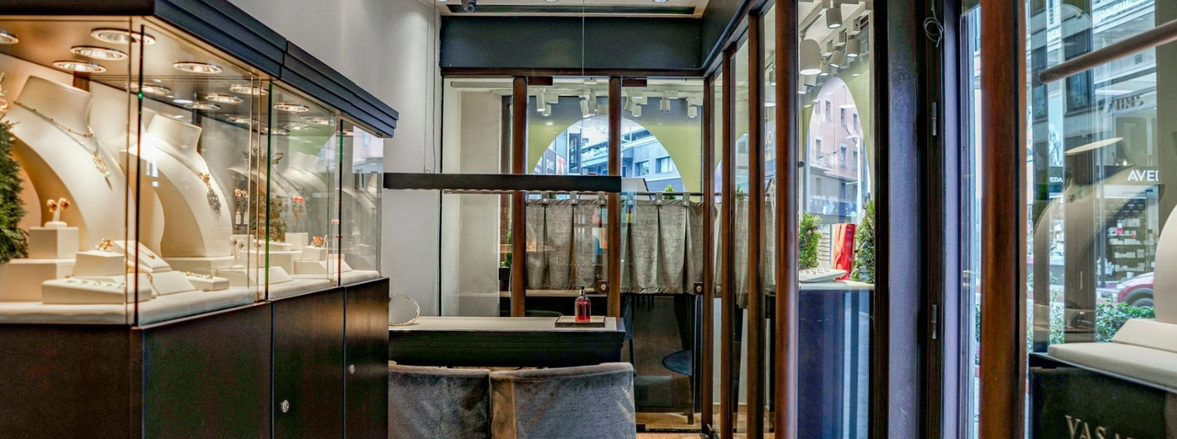 Joyería Vasari La joyería Vasari es un referente indiscutible de la alta joyería en Andorra que ofrece una experiencia de compra única y sofisticada. Con una trayectoria marcada por la excelencia y la pasión por las gemas preciosas, Vasari se ha consolidado como el destino predilecto de quienes buscan piezas únicas y atemporales, creadas para perdurar generación tras generación. Cada joya de Vasari es una obra de arte, fruto de la maestría de nuestros artesanos y de la minuciosa selección de las gemas más excepcionales. Diamantes de talla excepcional, esmeraldas de un verde intenso, rubíes de fuego y zafiros de un azul cautivador son algunas de las piedras preciosas que adornan nuestras creaciones. En nuestra exclusiva tienda, encontrarás un amplio abanico de joyas: delicados colgantes, elegantes anillos, sofisticadas gargantillas e impresionantes conjuntos. Cada pieza es una expresión de la personalidad y el estilo de quien la lleva, diseñada para realzar la belleza natural de quien la luce. Además de su colección de joyas, Vasari también ofrece una amplia selección de relojes de las marcas más prestigiosas, así como un servicio de restauración y reparación de joyas de alta calidad.