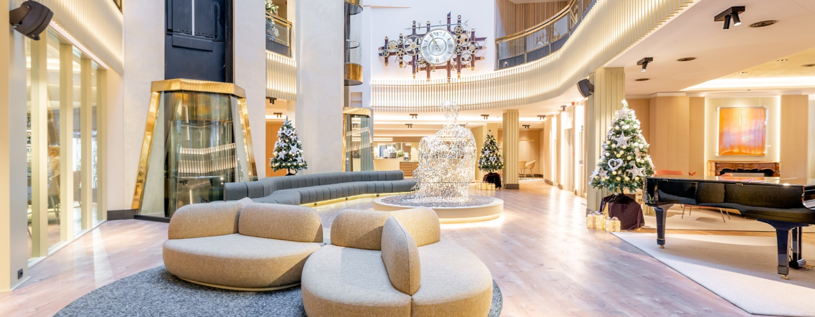 Grand Plaza Hotel & Wellness El Grand Plaza Hotel & Wellness goza de una ubicación privilegiada en el centro de Andorra la Vella. Cuenta con 90 habitaciones y suites con vistas al centro de la ciudad y a las montañas que la rodean. Su proximidad a la principal arteria comercial del país, The Shopping Mile, y a los principales centros de ocio de la capital es, sin duda, uno de los puntos fuertes del hotel, ya que permite combinar las mejores propuestas de ocio con las mejores experiencias en compras en las tiendas más exclusivas del centro. Entrar en el lobby del hotel es una inmersión en el arte. En las zonas comunes encontramos un gran número de obras de arte y esculturas de reconocidos artistas internacionales; con la decoración de vanguardia y el conjunto de piezas, el visitante se traslada a un verdadero museo. Toda una experiencia cultural en pleno centro urbano. En nuestros restaurantes encontrarás sabrosos platos gourmet cocinados con ingredientes de proximidad. El Instants Restaurant & Bar es un espacio con una atmósfera relajada e informal y una atención próxima y personalizada. El restaurante ofrece un servicio a la carta que destaca por su cocina de mercado, donde se valora el producto fresco cocinado con mucha delicadeza, para satisfacer incluso a los paladares más exigentes. En el vestíbulo del hotel se encuentra el Veranda & Te, un lugar ideal para deleitarse con unos servicios de máxima exclusividad atendidos por los mejores profesionales. Disfruta de una amplia carta de destilados prémium combinados con unas tardes mágicas junto a la chimenea, ambientadas con piano de cola, y de la hora del té al más puro estilo inglés. Uno de nuestros espacios más emblemáticos es el Diamond Spa, un lugar de relajación pensado para cuidar mente y cuerpo sin tener que desplazarse. En la extensa carta de tratamientos encontramos productos de marcas exclusivas como Sultane de Saba o Vie Collection. Ponte en manos del equipo de profesionales de nuestro spa para disfrutar de las terapias y los tratamientos más innovadores y a la vez personalizados. Además, puedes disfrutar del circuito de hidroterapia y relajarte sumergido en sus tranquilas aguas. En el Grand Plaza Hotel & Wellness hacemos una apuesta firme por la calidad y la atención al mínimo detalle, que son señas de identidad siempre presentes en la atmósfera del hotel.
