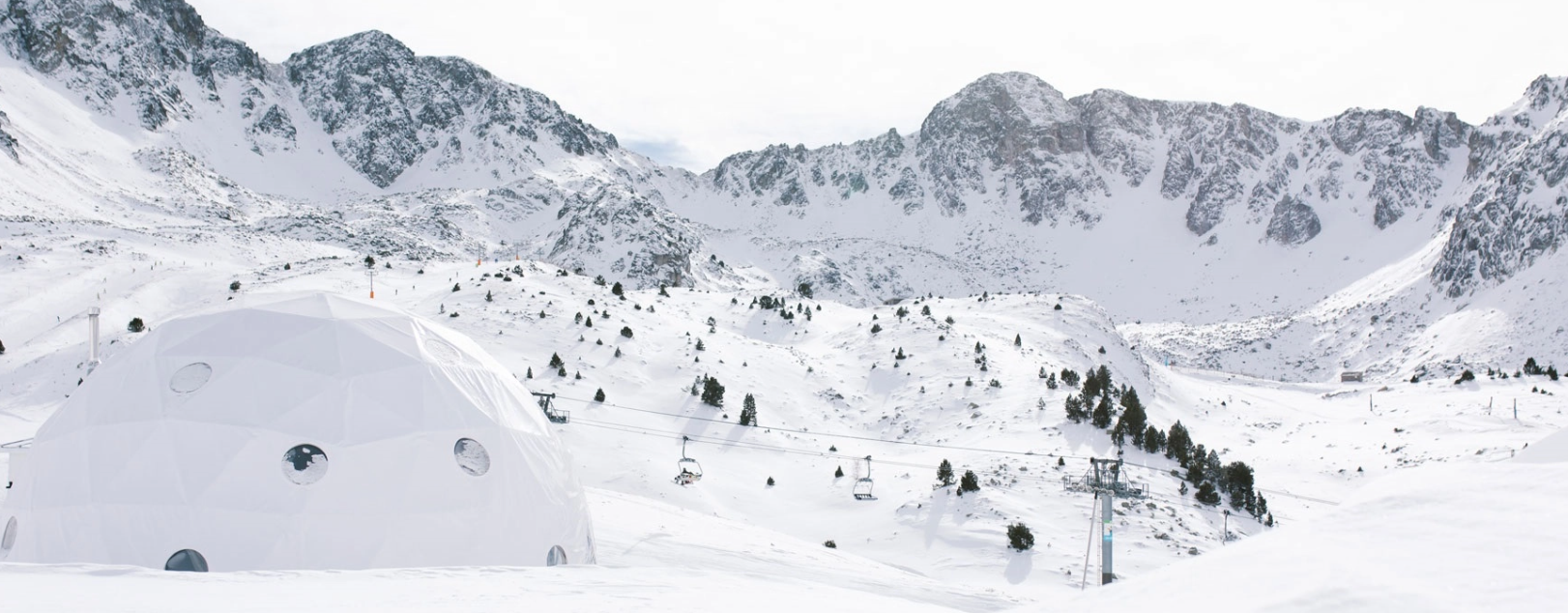 Epic Andorra Epic Andorra es una empresa especializada en ofrecer experiencias exclusivas en un entorno natural durante todo el año. Somos conscientes de los beneficios que tiene estar en la naturaleza y realizar actividades en ella, así que te lo ofrecemos para que puedas disfrutarlo. Te proponemos un servicio a medida para clientes exigentes, amantes del ocio y de la naturaleza, curiosos y deportistas que buscan desconectar de su día a día. El objetivo es disfrutar del aire fresco y puro de nuestra montaña con los mejores servicios y la atención que deseas. El servicio incluye un programa de actividades guiadas con profesionales de la montaña y la estancia en alojamientos singulares, como cabañas, bordas o campamentos exclusivos por su construcción y capacidad. La experiencia se acompaña con un servicio de catering que incluye productos de proximidad. Tenemos tres tipos de alojamiento en los que podrás desconectar y disfrutar de tu estancia en diferentes lugares singulares del país: El DOMO Coma III es un alojamiento de glamping ubicado a 2350 m que se encuentra en un entorno de montaña idílico con todas las comodidades de un alojamiento moderno. Sus puntos fuertes son la innovación, la exclusividad, la sofisticación y un servicio impecable. La cabaña El Niu te espera en alta montaña. Se trata de una pequeña cabaña de madera ubicada en medio de la naturaleza, con mucho encanto y un confort inimaginable. Un sitio recóndito y accesible pensado para los esquiadores más curiosos y aventureros que quieren disfrutar del esquí. La cabaña Piolet es un pequeño rincón en un entorno de cuento. Esta construcción de madera se encuentra a 2150 m y simula una casa elevada entre los árboles, con todas las comodidades que puedas desear. Ideal para pasar una noche en el bosque, tanto en invierno como en verano, descubrir el cambio de estación en los Pirineos y desconectar en medio de la naturaleza. La estancia a pie de pistas permite complementar la experiencia con actividades al aire libre como el trekking, el helitrekking, el mushing, el esquí de montaña, las raquetas de nieve o una top class de esquí con guías y monitores altamente cualificados. También proponemos servicios y experiencias diferentes con las que sorprender a tus acompañantes: actividades o detalles temáticos para celebraciones, vuelos panorámicos en helicóptero, pícnics con productos tradicionales y opciones de bienestar, entre otros. Nuestro objetivo es que tu estancia en la naturaleza se desarrolle en un marco de confort, tranquilidad y seguridad en la montaña. Queremos adentrarte en la Andorra tradicional y auténtica con el máximo bienestar y la atención que deseas.