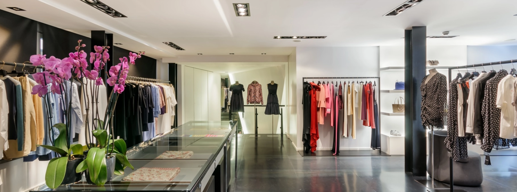Coco Bis: Luxury fashion multibrand store Coco Bis es una tienda multimarca de lujo situada en la principal avenida comercial del Principado de Andorra. Desde 1976, se ha establecido como un referente de la moda y el lujo en el país gracias a su visión intuitiva, elegante y atemporal. Esta exclusiva tienda de 300 m2 ofrece una experiencia de compra personalizada que invita a los clientes a descubrir una cuidadosa selección de ropa, bolsos, zapatos y accesorios de marcas consolidadas (como Dior, Celine, Saint Laurent, Valentino, Loewe, Jil Sander, Khaite, Max Mara, Moncler y Etro) combinadas con marcas emergentes y de tendencia, como Golden Goose, Raquel Allegra, Acne Studios y Nili Lotan, entre otras. Desde hace más de 45 años, Coco Bis comparte su pasión por la moda con un enfoque único que combina piezas contemporáneas y exclusivas para ayudarte a conseguir el estilo perfecto cada temporada, tanto de día como de noche.