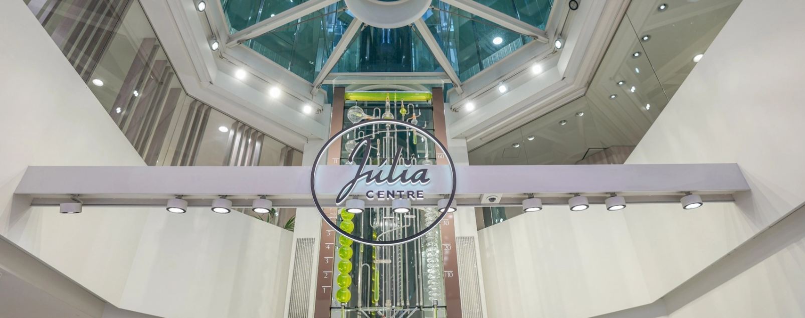 Centro Júlia En el Centre Júlia encontrarás una selección exclusiva de perfumes y fragancias selectas para mujer, hombre y unisex. Una propuesta amplia y cuidada de perfumes de autor completa la oferta, pensada para aquellos que buscan una esencia única y distintiva que refleje su personalidad. En el Beauty Space del Centre Júlia, cada visita se convierte en una experiencia sensorial completa. Ofrecemos una amplia gama de servicios pensados para mimarte y potenciar tu belleza natural: tratamientos corporales personalizados, manicura y pedicura profesionales, servicios de maquillaje para cualquier ocasión, y una avanzada selección de tratamientos con aparatología. El Centre Júlia es mucho más que un espacio de belleza, es un santuario dedicado al bienestar, el cuidado personal y la innovación en tratamientos estéticos. Situado en el corazón de Andorra, se posiciona como un referente indiscutible en el universo de la belleza y ofrece tratamientos altamente especializados en un entorno diseñado para desconectar, relajarse y cuidarse. Los tratamientos con aparatología incluyen desde limpiezas faciales profundas, que revitalizan y oxigenan la piel, hasta tratamientos de depilación y tonificación corporal, que mejoran el aspecto físico y el bienestar general. Todo esto bajo el cuidado de un equipo de expertos altamente cualificados, preparado para ofrecerte un asesoramiento personalizado y resultados visibles. Los espacios del Centre Júlia han sido creados para ofrecer un ambiente sofisticado, acogedor y envolvente, donde cada detalle está pensado para hacerte sentir especial. Tanto si buscas una pausa de bienestar como una mejora estética, en el Centre Júlia encontrarás un lugar donde desconectar del mundo y reconectar contigo misma. 