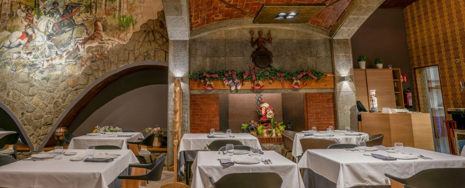 Celler d’en Toni El Celler d'en Toni, un referente indiscutible de la alta gastronomía andorrana, ofrece una experiencia culinaria que trasciende lo ordinario. Con más de medio siglo de trayectoria, hemos sabido conjugar la tradición culinaria con las tendencias más vanguardistas, que han dado como resultado una propuesta gastronómica única y sofisticada. Situado en un enclave privilegiado de Andorra la Vella, el Celler d'en Toni invita a sus comensales a un viaje sensorial a través de una carta que evoluciona con las estaciones del año. Cada plato es una obra de arte culinaria, elaborada con productos de la más alta calidad y seleccionados minuciosamente por nuestro equipo de expertos. Las carnes autóctonas, pescados frescos de lonja y una cuidada selección de arroces son algunas de las exquisiteces que podrás degustar en nuestro restaurante.