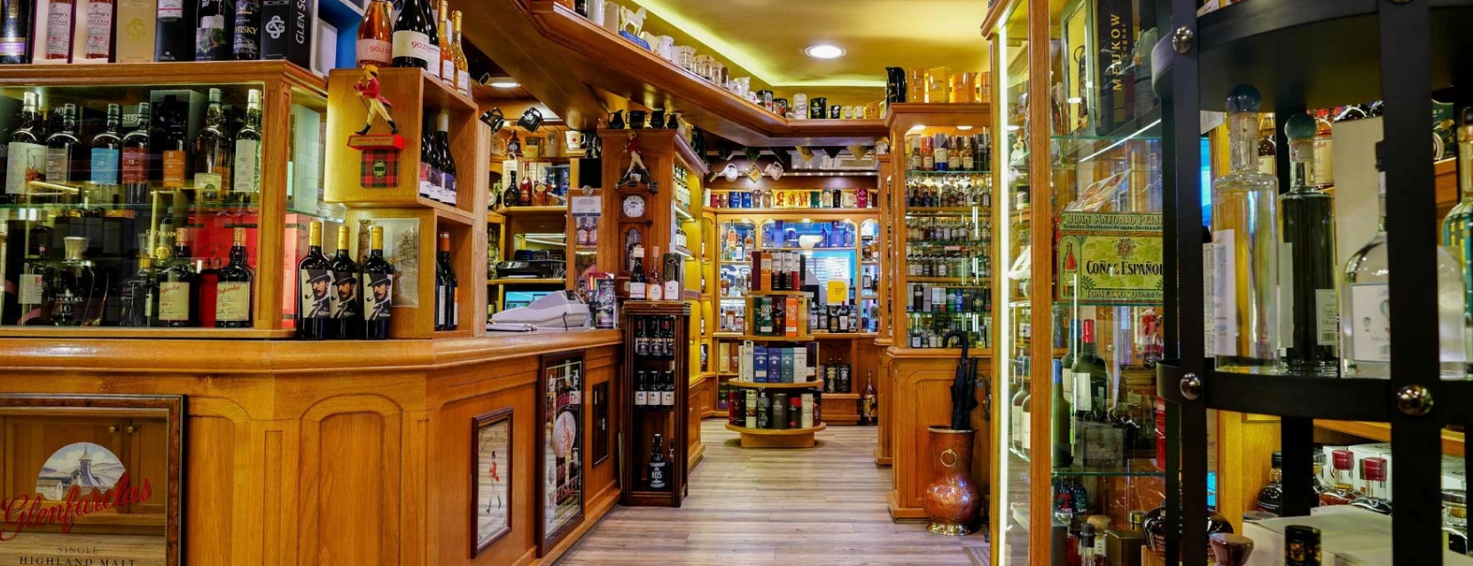 Cava Benito Arraigada en Andorra desde mediados del siglo pasado y actualmente regentada por la cuarta generación de la familia fundadora, Cava Benito es un referente para los amantes de los destilados prémium. Ubicada en plena avenida Carlemany de Escaldes-Engordany, sigue siendo uno de los establecimientos singulares del principal eje comercial de la ciudad, The Shopping Mile. En el año 2000, Cava Benito se convierte en el negocio referente que es actualmente, cuando sus propietarios deciden volver a sus orígenes y centrarse específicamente en la importación, comercialización y venta de los más prestigiosos whiskies escoceses. A partir de este momento, van integrando en su catálogo referencias de países productores de todo el mundo. A los destilados escoceses les suman los irlandeses, de Estados Unidos, de Japón, de Francia y otros, y también incorporan los mejores espirituosos: variedades de ron, coñac, armañac, ginebra y vodka del mercado, sin olvidar la oferta de vinos de Andorra, siempre con la excelencia como divisa. Cava Benito ofrece un producto exclusivo de alta calidad, con un servicio muy especializado. Disponen de más de 1700 referencias y siempre están abiertos a las sugerencias especiales que les puedan hacer llegar. Destilados, vinos nacionales y de importación y vinos generosos, como jerez, oporto, vermuts, champanes, cavas y otros espumosos, conforman la «cava de Benito», como era conocida en sus inicios, en un escaparate singular que recorre la mejor tradición comercial de Andorra.