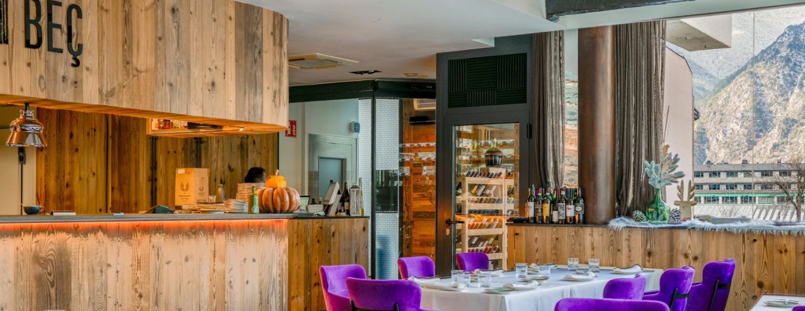 Restaurante Beç Ubicado en la exclusiva zona del Clot d'Emprivat, cerca del eje comercial Vivand, en Escaldes-Engordany, este restaurante de reciente apertura se ha hecho un espacio en la amplia y variada oferta gastronómica andorrana. Tras veinticinco años de experiencia, el chef Rodrigo Martínez ve cumplido su sueño de abrir un restaurante propio. Un proyecto que nace de su pasión por la gastronomía y del compromiso por alcanzar la excelencia tanto en la cocina como en el servicio para ofrecer una propuesta singular a los amantes de la gastronomía. El resultado de esta forma de trabajar ha sido la entrada, en el 2025, en la Guía Michelin. Nuestra pasión radica en fusionar lo mejor del mar y la montaña para crear una cocina que celebra la riqueza de los productos frescos y de proximidad. Cada plato es una expresión de esta unión, donde los sabores marinos se encuentran con la intensidad y la calidez de la tradición montañosa, para ofrecer una experiencia culinaria auténtica y sorprendente. Nuestra bodega es el reflejo de un camino de desarrollo y evolución, donde la tradición y la innovación se encuentran para crear una selección única. Combinamos los grandes clásicos, que representan la esencia de la viticultura, con vinos actuales que desafían los límites y ofrecen nuevas experiencias.