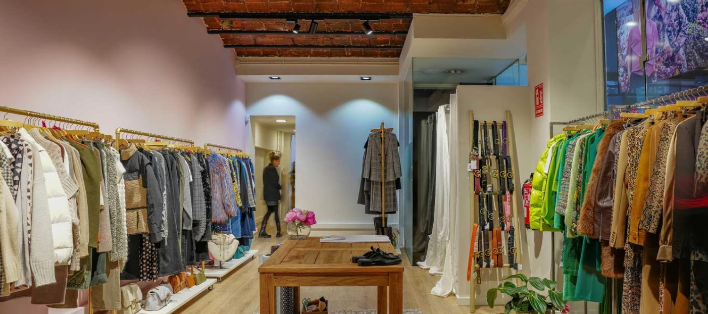 Bespoke Closet Boutique Prémium Bespoke Closet es la boutique multimarca de moda de lujo para las mujeres amantes de la moda. En pleno centro de Andorra la Vella encontrarás un espacio exclusivo y acogedor para disfrutar de las últimas tendencias en moda y complementos. Disponen de un gran número de marcas, muchas de ellas exclusivas, que dan forma a esta singular boutique: colecciones coloridas, únicas y rompedoras en un espacio transformado en un armario hecho a medida. Encontrarás lo que quieras para cualquier ocasión, desde la camiseta más bonita al mejor vestido de noche. En este espacio contemporáneo, las clientas de Bespoke Closet son el centro. La boutique ofrece una atención personalizada y propone una selección cuidadosa de artículos de marcas exclusivas y de vanguardia que se ajustan al gusto y a la personalidad de cada persona. Dispone de un bagaje profesional y personal que fusiona experiencia, pasión por la moda y las preferencias de cada clienta. Un talentoso equipo de asesores te ofrecerá una experiencia de compra única.