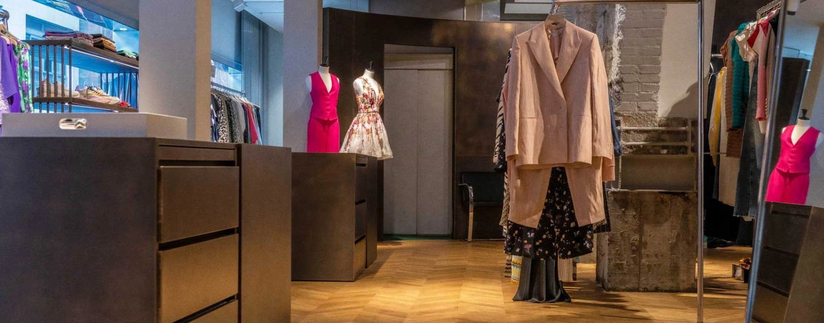 Boutique Gallery Gallery es la boutique multimarca de moda de lujo para hombre y mujer de referencia en Andorra. Se trata de un espacio contemporáneo, dedicado totalmente al mundo de la moda y reflejo de las últimas tendencias. Situada en pleno centro de Andorra la Vella, Gallery dispone de 350 metros cuadrados convertidos en un espacio agradable y acogedor. Dentro de un concepto vanguardista e industrial, podemos encontrar una cuidada selección de marcas y colecciones internacionales de lujo para hombre y mujer.   Un talentoso equipo de estilistas y asesores de imagen ofrece una experiencia de compra única e inolvidable y presta una atención completamente personalizada.  Contamos con un servicio de venta personalizada tanto en línea como por WhatsApp y realizamos envíos gratuitos a Andorra, Francia y España.  Además de poder realizar sus compras, nuestros clientes podrán disfrutar de un espacio de encuentro para tomar un café o unas infusiones de marcas Prémium.  Gallery Andorra también cuenta con el Espai Gallery en los grandes almacenes Pyrénées, donde podrás encontrar una selección de nuestras marcas.  