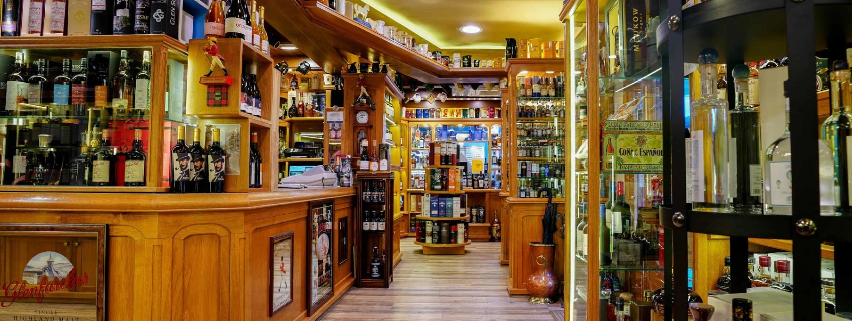 Cava Benito Arraigada en Andorra desde mediados del siglo pasado y actualmente regentada por la cuarta generación de la familia fundadora, Cava Benito es un referente para los amantes de los destilados prémium. Ubicada en plena avenida Carlemany de Escaldes-Engordany, sigue siendo uno de los establecimientos singulares del principal eje comercial de la ciudad, The Shopping Mile. En el año 2000, Cava Benito se convierte en el negocio referente que es actualmente, cuando sus propietarios deciden volver a sus orígenes y centrarse específicamente en la importación, comercialización y venta de los más prestigiosos whiskies escoceses. A partir de este momento, van integrando en su catálogo referencias de países productores de todo el mundo. A los destilados escoceses les suman los irlandeses, de Estados Unidos, de Japón, de Francia y otros, y también incorporan los mejores espirituosos: variedades de ron, coñac, armañac, ginebra y vodka del mercado, sin olvidar la oferta de vinos de Andorra, siempre con la excelencia como divisa. Cava Benito ofrece un producto exclusivo de alta calidad, con un servicio muy especializado. Disponen de más de 1700 referencias y siempre están abiertos a las sugerencias especiales que les puedan hacer llegar. Destilados, vinos nacionales y de importación y vinos generosos, como jerez, oporto, vermuts, champanes, cavas y otros espumosos, conforman la «cava de Benito», como era conocida en sus inicios, en un escaparate singular que recorre la mejor tradición comercial de Andorra.
