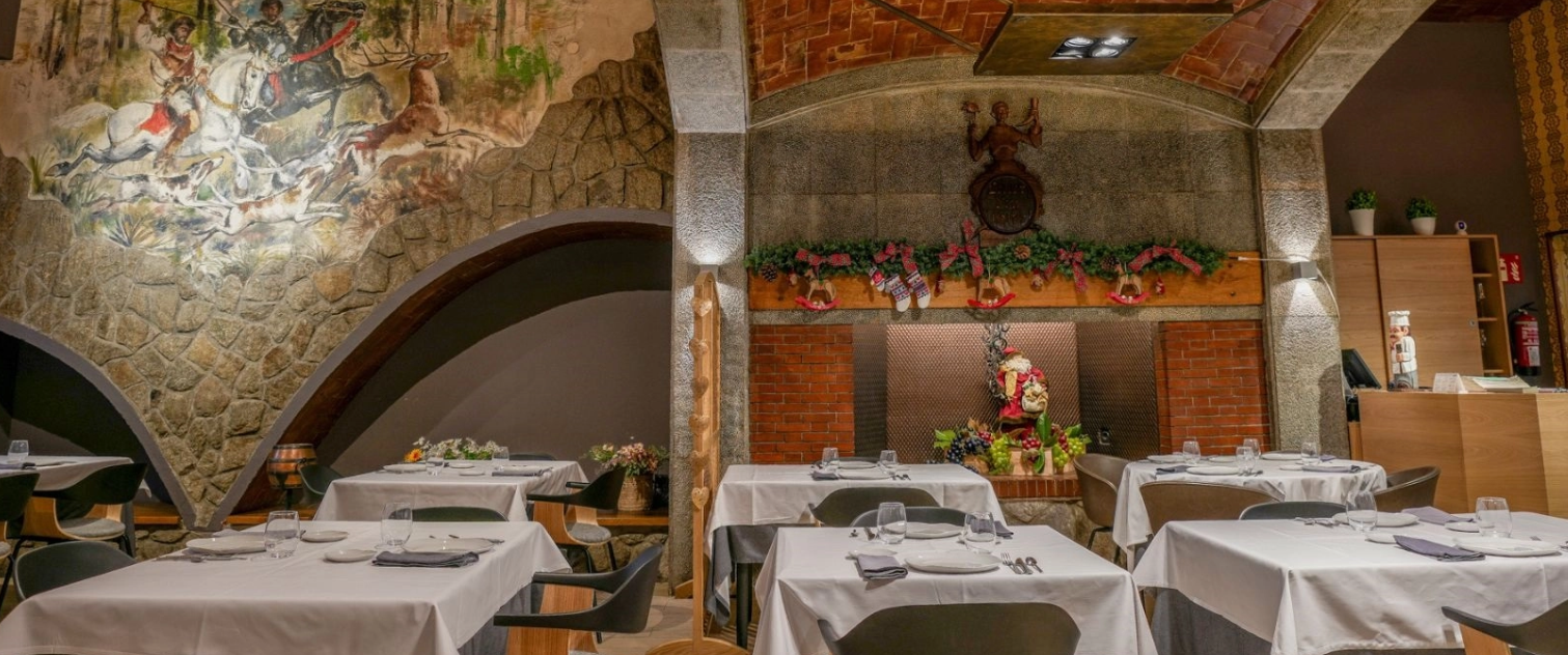 Celler d’en Toni Restaurant El Celler d'en Toni, un referente indiscutible de la alta gastronomía andorrana, ofrece una experiencia culinaria que trasciende lo ordinario. Con más de medio siglo de trayectoria, hemos sabido conjugar la tradición culinaria con las tendencias más vanguardistas, que han dado como resultado una propuesta gastronómica única y sofisticada. Situado en un enclave privilegiado de Andorra la Vella, el Celler d’en Toni invita a sus comensales a un viaje sensorial a través de una carta que evoluciona con las estaciones del año. Cada plato es una obra de arte culinaria, elaborada con productos de la más alta calidad y seleccionados minuciosamente por nuestro equipo de expertos. Las carnes autóctonas, pescados frescos de lonja y una cuidada selección de arroces son algunas de las exquisiteces que podrás degustar en nuestro restaurante.