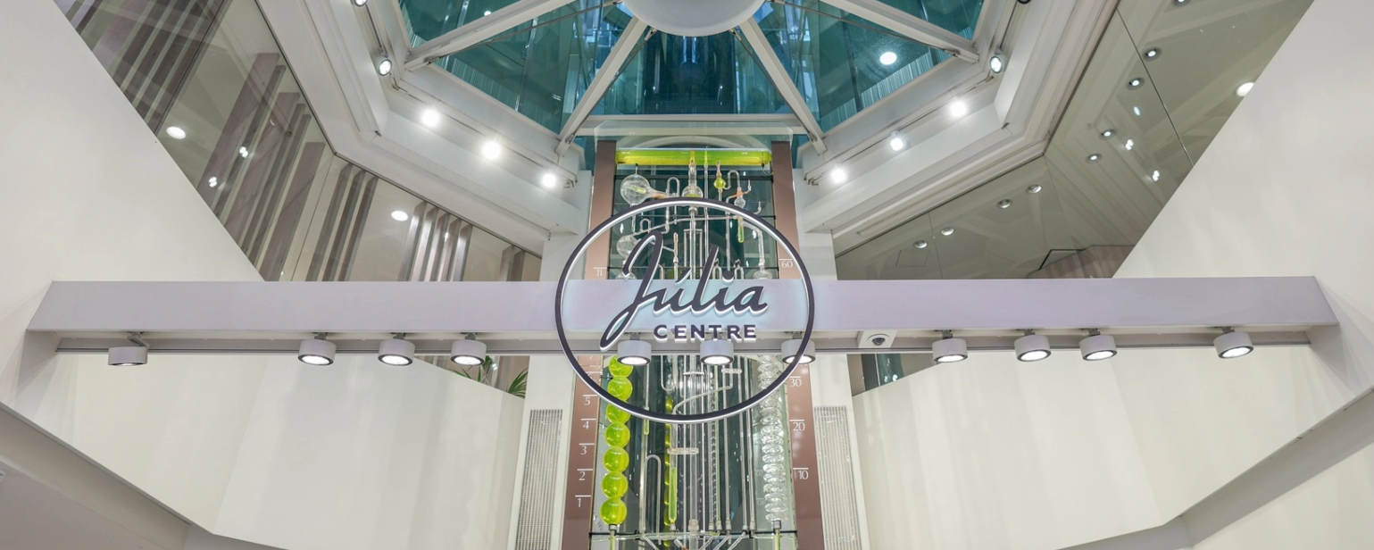 Centro Júlia En el Centre Júlia encontrarás una selección exclusiva de perfumes y fragancias selectas para mujer, hombre y unisex. Una propuesta amplia y cuidada de perfumes de autor completa la oferta, pensada para aquellos que buscan una esencia única y distintiva que refleje su personalidad. En el Beauty Space del Centre Júlia, cada visita se convierte en una experiencia sensorial completa. Ofrecemos una amplia gama de servicios pensados para mimarte y potenciar tu belleza natural: tratamientos corporales personalizados, manicura y pedicura profesionales, servicios de maquillaje para cualquier ocasión, y una avanzada selección de tratamientos con aparatología. El Centre Júlia es mucho más que un espacio de belleza, es un santuario dedicado al bienestar, el cuidado personal y la innovación en tratamientos estéticos. Situado en el corazón de Andorra, se posiciona como un referente indiscutible en el universo de la belleza y ofrece tratamientos altamente especializados en un entorno diseñado para desconectar, relajarse y cuidarse. Los tratamientos con aparatología incluyen desde limpiezas faciales profundas, que revitalizan y oxigenan la piel, hasta tratamientos de depilación y tonificación corporal, que mejoran el aspecto físico y el bienestar general. Todo esto bajo el cuidado de un equipo de expertos altamente cualificados, preparado para ofrecerte un asesoramiento personalizado y resultados visibles. Los espacios del Centre Júlia han sido creados para ofrecer un ambiente sofisticado, acogedor y envolvente, donde cada detalle está pensado para hacerte sentir especial. Tanto si buscas una pausa de bienestar como una mejora estética, en el Centre Júlia encontrarás un lugar donde desconectar del mundo y reconectar contigo misma.
