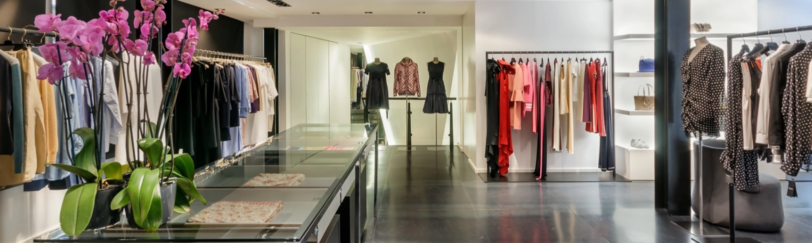 Coco Bis: Luxury fashion multibrand store Coco Bis es una tienda multimarca de lujo situada en la principal avenida comercial del Principado de Andorra. Desde 1976, se ha establecido como un referente de la moda y el lujo en el país gracias a su visión intuitiva, elegante y atemporal. Esta exclusiva tienda de 300 m2 ofrece una experiencia de compra personalizada que invita a los clientes a descubrir una cuidadosa selección de ropa, bolsos, zapatos y accesorios de marcas consolidadas (como Dior, Celine, Saint Laurent, Valentino, Loewe, Jil Sander, Khaite, Max Mara, Moncler y Etro) combinadas con marcas emergentes y de tendencia, como Golden Goose, Raquel Allegra, Acne Studios y Nili Lotan, entre otras. Desde hace más de 45 años, Coco Bis comparte su pasión por la moda con un enfoque único que combina piezas contemporáneas y exclusivas para ayudarte a conseguir el estilo perfecto cada temporada, tanto de día como de noche.