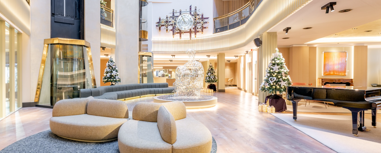 Grand Plaza Hotel & Wellness El Grand Plaza Hotel & Wellness goza de una ubicación privilegiada en el centro de Andorra la Vella. Cuenta con 90 habitaciones y suites con vistas al centro de la ciudad y a las montañas que la rodean. Su proximidad a la principal arteria comercial del país, The Shopping Mile, y a los principales centros de ocio de la capital es, sin duda, uno de los puntos fuertes del hotel, ya que permite combinar las mejores propuestas de ocio con las mejores experiencias en compras en las tiendas más exclusivas del centro. Entrar en el lobby del hotel es una inmersión en el arte. En las zonas comunes encontramos un gran número de obras de arte y esculturas de reconocidos artistas internacionales; con la decoración de vanguardia y el conjunto de piezas, el visitante se traslada a un verdadero museo. Toda una experiencia cultural en pleno centro urbano. En nuestros restaurantes encontrarás sabrosos platos gourmet cocinados con ingredientes de proximidad. El Instants Restaurant & Bar es un espacio con una atmósfera relajada e informal y una atención próxima y personalizada. El restaurante ofrece un servicio a la carta que destaca por su cocina de mercado, donde se valora el producto fresco cocinado con mucha delicadeza, para satisfacer incluso a los paladares más exigentes. En el vestíbulo del hotel se encuentra el Veranda & Te, un lugar ideal para deleitarse con unos servicios de máxima exclusividad atendidos por los mejores profesionales. Disfruta de una amplia carta de destilados prémium combinados con unas tardes mágicas junto a la chimenea, ambientadas con piano de cola, y de la hora del té al más puro estilo inglés. Uno de nuestros espacios más emblemáticos es el Diamond Spa, un lugar de relajación pensado para cuidar mente y cuerpo sin tener que desplazarse. En la extensa carta de tratamientos encontramos productos de marcas exclusivas como Sultane de Saba o Vie Collection. Ponte en manos del equipo de profesionales de nuestro spa para disfrutar de las terapias y los tratamientos más innovadores y a la vez personalizados. Además, puedes disfrutar del circuito de hidroterapia y relajarte sumergido en sus tranquilas aguas. En el Grand Plaza Hotel & Wellness hacemos una apuesta firme por la calidad y la atención al mínimo detalle, que son señas de identidad siempre presentes en la atmósfera del hotel.