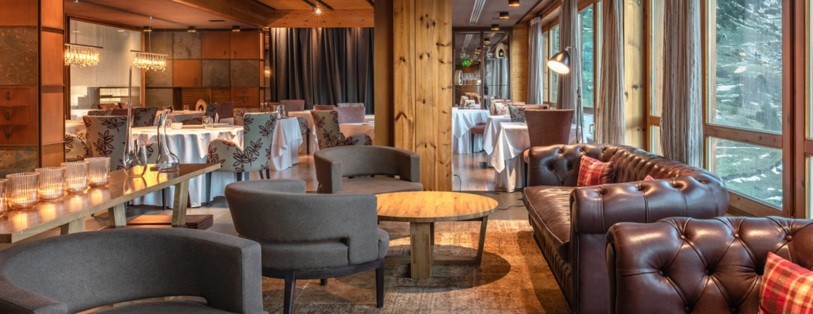 Restaurant Ibaya by Francis Paniego El restaurante Ibaya, galardonado con una estrella Michelin, es sin duda el referente de la alta gastronomía en el Principado de Andorra. Allí te espera una cocina cargada de identidad y buen gusto. Ubicado en Sport Hotel Hermitage & Spa, te ofrece una experiencia gastronómica que combina creatividad y tradición a la hora de elaborar sus platos. Un viaje por la memoria gustativa que te trasladará a la esencia de nuestro territorio y su tradición culinaria. El reconocido chef Francis Paniego se convierte en el asesor gastronómico del Sport Hotel Hermitage & Spa en 2019, y desde entonces aporta al establecimiento su experiencia en la restauración hotelera. Una visión y una concepción culinaria en la que se combinan tradición con actualidad permiten ofrecerte una experiencia única que integra platos de montaña y recetas tradicionales de las casas andorranas con platos típicos de la gastronomía riojana, con productos de calidad y en su mayor parte de km 0. La trayectoria de Francis Paniego habla por sí sola.  Nacido en abril de 1968 en Ezcaray (La Rioja, España), ha sido reconocido con dos estrellas Michelin y tres soles Repsol por su trabajo en el restaurante familiar El Portal de Echaurren, situado en su población natal, que se suman a la estrella Michelin que recibió en 2011 por la cocina del hotel de las bodegas Marqués de Riscal (Elciego, Álava, España), donde dirige la oferta culinaria desde el año 2006.