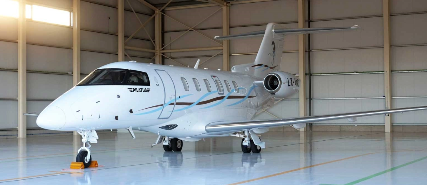 JetConsult: Viajes de lujo con Andorra Aviation Group En el mundo de la aviación business, pocas empresas han sabido combinar la pasión por la excelencia con el compromiso de servicio, como JetConsult, orgullosa filial del Andorra Aviation Group. Ubicado en el corazón de los Pirineos, el aeropuerto de Andorra-Seu d'Urgell se ha convertido en una puerta exclusiva para los viajeros que buscan el lujo en el cielo. Con vuelos chárter en todo el mundo y su propio avión Pilatus PC24, JetConsult se ha hecho un hueco en el sector y ofrece una experiencia sin igual. El Andorra Aviation Group JetConsult forma parte del Andorra Aviation Group, una organización que ha redefinido los estándares de la aviación en el precioso país de Andorra. Con un enfoque implacable en la seguridad, la eficiencia y la satisfacción del cliente, el grupo se ha establecido como una fuerza sólida en el sector europeo de la aviación. El aeropuerto de Andorra-Seu d'Urgell, situado en un impresionante entorno natural, ofrece un marco impresionante para esta ambiciosa empresa. Alquiler de jets privados Uno de los puntos fuertes de la cartera de servicios de JetConsult es su servicio de alquiler de jets privados. Tanto si viajas por negocios como por placer, JetConsult tiene acceso a una amplia flota de jets privados que se adaptan a tus necesidades específicas. Desde aviones robustos y elegantes como el Pilatus PC12, aviones de pasajeros como un Boeing 737 o hasta los espaciosos y versátiles Gulfstreams, hay un jet privado para cada viajero (grupo). Lo que diferencia a JetConsult es su compromiso de garantizar un viaje fluido y relajado. Con un equipo de expertos en aviación, ofrecen un servicio de asistencia personalizado en todo el mundo, lo que incluye transporte terrestre, catering e incluso servicios especializados a bordo. Desde el momento en que reservas tu vuelo chárter en jet privado hasta el momento en que desembarcas en tu destino, JetConsult te garantiza una experiencia VIP. El avión Pilatus PC24 El compromiso de JetConsult de ofrecer experiencias de viaje excepcionales va un paso más allá con la introducción de su propio avión Pilatus PC24. El Pilatus PC24 es una obra de ingeniería maravillosa que combina los mejores elementos de un reactor ligero y una turbohélice. Este avión único es versátil y capaz de aterrizar en pistas más cortas, lo que lo hace perfecto para llegar a destinos que, de otro modo, serían inaccesibles para jets privados más grandes. Los pasajeros a bordo del Pilatus PC24 disfrutan de un nivel de confort y lujo que es inigualable en el sector de la aviación. La cabina está meticulosamente diseñada con asientos lujosos, sistemas de entretenimiento de última generación y elegantes acabados interiores, garantizando que los pasajeros disfruten de cada momento de su vuelo. Servicios FBO en el Aeropuerto de Andorra-Seu d'Urgell La presencia de JetConsult en el aeropuerto de Andorra-Seu d'Urgell se ve acentuada por sus servicios de operador de base fija (FBO) de primera categoría. Su flamante hangar para jets privados del Andorra Aviation Group ofrece una amplia gama de comodidades y servicios para mejorar la experiencia de viaje de clientes y tripulación. JetConsult, un activo dentro del Andorra Aviation Group, se dedica a ofrecer una experiencia de aviación de primera calidad. Con vuelos chárter en jets privados adaptados a tus preferencias y el impresionante avión Pilatus PC24, redefinen los estándares de los viajes aéreos de lujo. El aeropuerto de Andorra-Seu d’Urgell es el escenario perfecto para la búsqueda de la excelencia de JetConsult, que ofrece servicios FBO de primera clase para que su viaje sea realmente excepcional. Cuando elige JetConsult, se embarca en un viaje tan extraordinario como los destinos a los que llegará.