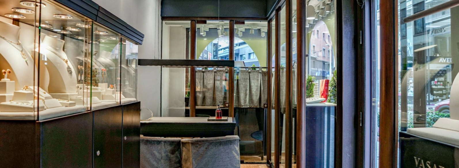 Joyería Vasari La joyería Vasari es un referente indiscutible de la alta joyería en Andorra que ofrece una experiencia de compra única y sofisticada. Con una trayectoria marcada por la excelencia y la pasión por las gemas preciosas, Vasari se ha consolidado como el destino predilecto de quienes buscan piezas únicas y atemporales, creadas para perdurar generación tras generación. Cada joya de Vasari es una obra de arte, fruto de la maestría de nuestros artesanos y de la minuciosa selección de las gemas más excepcionales. Diamantes de talla excepcional, esmeraldas de un verde intenso, rubíes de fuego y zafiros de un azul cautivador son algunas de las piedras preciosas que adornan nuestras creaciones. En nuestra exclusiva tienda, encontrarás un amplio abanico de joyas: delicados colgantes, elegantes anillos, sofisticadas gargantillas e impresionantes conjuntos. Cada pieza es una expresión de la personalidad y el estilo de quien la lleva, diseñada para realzar la belleza natural de quien la luce. Además de su colección de joyas, Vasari también ofrece una amplia selección de relojes de las marcas más prestigiosas, así como un servicio de restauración y reparación de joyas de alta calidad.