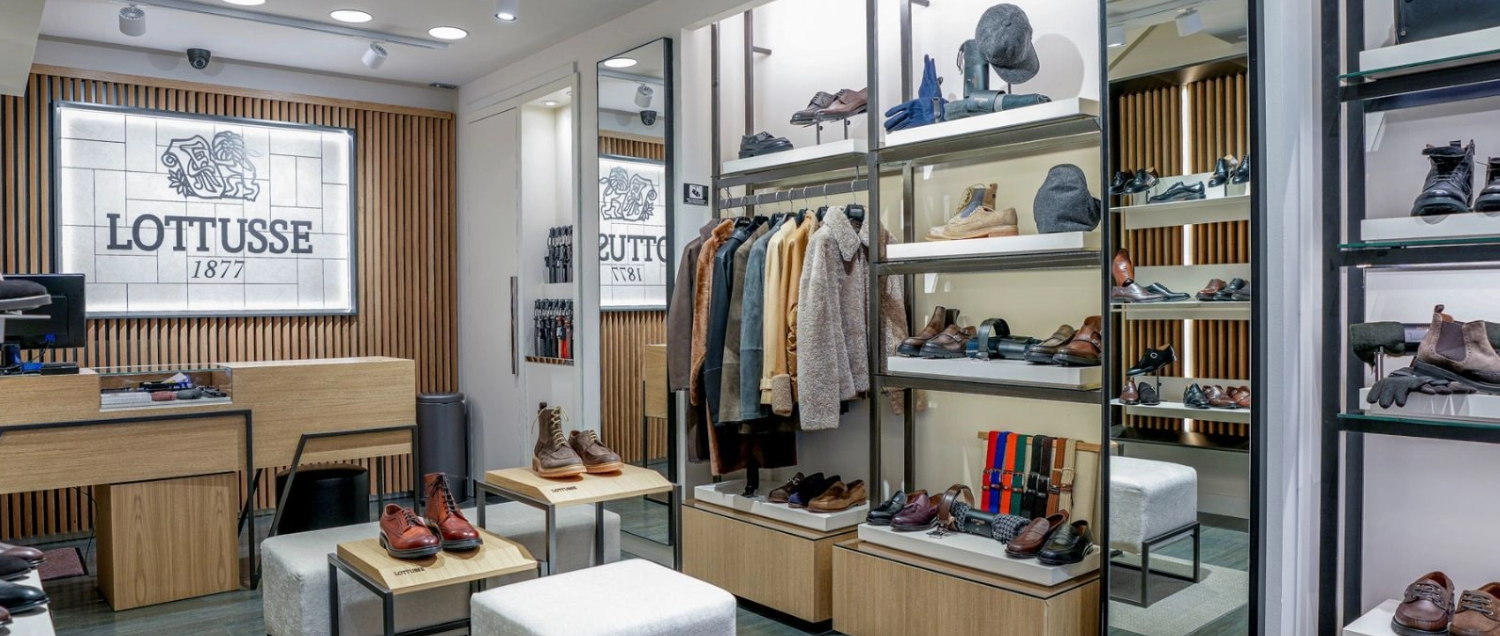 Lottusse La tienda Lottusse de Andorra está ubicada en la Av. Carlemany, en el eje comercial peatonal Vivand, en Escaldes-Engordany. De la mano de Calçats Galy, empresa familiar con más de cuarenta años de experiencia en el sector, en nuestro establecimiento te ofrecemos las últimas novedades de esta prestigiosa marca de calzados para mujer y hombre, además de sus complementos y accesorios de piel. Hablar de Lottusse es hablar de excelencia, desde que fue fundada en 1877 en Inca (Mallorca) por la familia Fluxà. Un trabajo artesanal, esmerado y de calidad que consiguen gracias al sistema de producción de cada zapato, que necesita más de 120 operaciones manuales para su finalización. En Lottusse Andorra combinamos la tradición y el saber hacer de la marca y de nuestro linaje familiar. Somos tres generaciones de comerciantes que nos hemos especializado para hacer de la calidad de los productos que ofrecemos, junto con el trato y la atención al cliente, nuestra divisa de trabajo.
