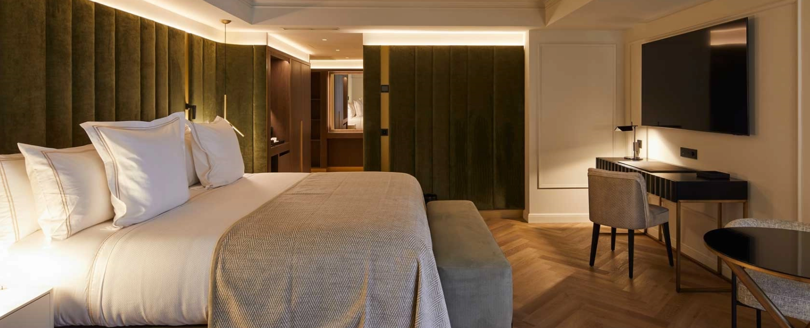 MIM Hotels Andorra El hotel MIM Andorra es un hotel de 5 estrellas ubicado en el centro del eje comercial Vivand, en Escaldes-Engordany. Este hotel boutique del Messi & Majectic Hotels Group es sin duda un refugio idóneo para aquellos que buscan confort, calidad y lujo en un entorno céntrico pero a la vez ideal para disfrutar de todos los atractivos que ofrece Andorra. La apuesta del establecimiento por la máxima calidad en sus instalaciones y la excelencia en el servicio hacen del MIM Hotel Andorra un lugar idóneo para un cliente prémium con interés por la montaña, los deportes de invierno y la gastronomía. El hotel cuenta con 34 habitaciones, entre las cuales hay cuatro suites junior y dos suites exclusivas, todas pensadas para el descanso y la desconexión en pleno centro, sin renunciar a la comodidad ni al lujo. Todas las habitaciones del MIM Hotel son espaciosas y elegantes, ofrecen un ambiente relajante con el máximo confort y el característico espíritu propio de un hotel-boutique, con su estilo acogedor vanguardista. MIM Andorra ha cuidado mucho la oferta gastronómica que ofrece a los huéspedes con el restaurante Hincha by Nandu Jubany, que cuenta con un desayuno especial y una amplia carta de sugerencias gastronómicas únicas. Entre las instalaciones cuenta con un espacio de wellness que ofrece una experiencia exclusiva de salud, belleza y bienestar. Asimismo cuenta con un completo gimnasio, para que puedas mantenerte en forma especialmente cuando se tiene poco tiempo y se está fuera de casa. Sin embargo, su fuerte compromiso con el medio ambiente en todos los hoteles del grupo le permite lucir el distintivo internacional LEED Silver que concede el US Green Building Council. El hotel boutique cuenta con una ubicación privilegiada, ya que se encuentra a pie del eje comercial Vivand en Escaldes-Engordany, pero también está muy cerca de The Shopping Mile. Lo que es ideal para pasar el día de compras o para realizar deportes de montaña gracias al servicio de transfer privado que ofrecen. Dispones de todas las facilidades que imaginas para disfrutar al máximo de Andorra.