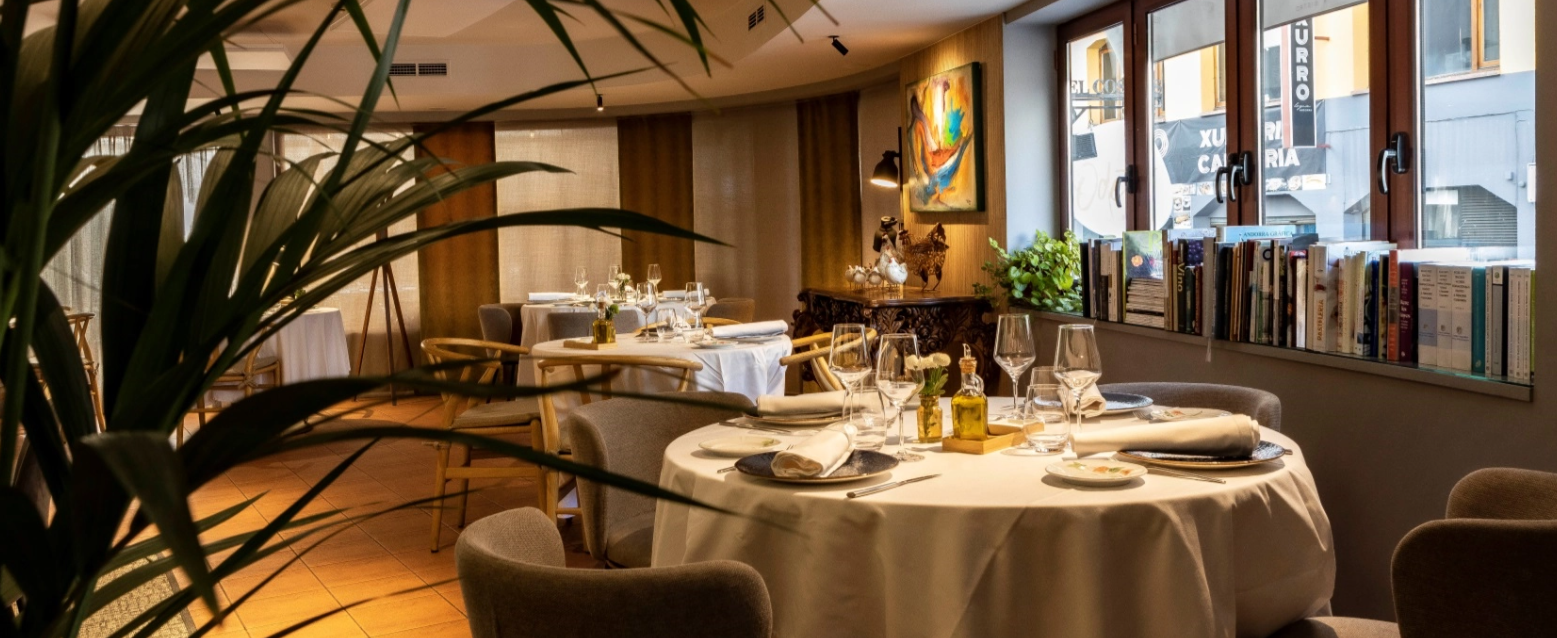 Odetti Bistro Restaurant Odetti es pasión e ilusión por la gastronomía, es donde confluyen las ideas de servicio, cocina y producto en un espacio. La fórmula de establecimiento bistró nos lleva a un sitio gourmet donde perdemos la formalidad de un restaurante elegante, pero que cuenta con la garantía de frescor, elaboración, proximidad y productos de gran calidad. Nuestro equipo profesional en diferentes disciplinas nos enseña una máxima: "solamente solos somos una roca, juntos somos una montaña". Juntos trabajamos para crear la experiencia gastronómica ideal y creemos firmemente que alrededor de la gastronomía tienen lugar los acontecimientos más importantes. Es por este motivo por el que, en Odetti Bistro, la comida es el elemento sustancial, pero también una pieza más de una serie de ingredientes indispensables para la construcción del ambiente gastronómico ideal. Buscamos crear una simbiosis entre platos, ambiente, recomendación de vinos, buen servicio y buen gusto. Contamos con unos productores de proximidad y calidad que forman parte de nuestra gran familia. De entre todas las creaciones, es difícil apostar por solo un plato en concreto, ya que la variedad de todas nuestras elaboraciones convierten Odetti Bistro en un templo de la alta cocina con una combinación excelente de platos y vinos de todas las regiones.