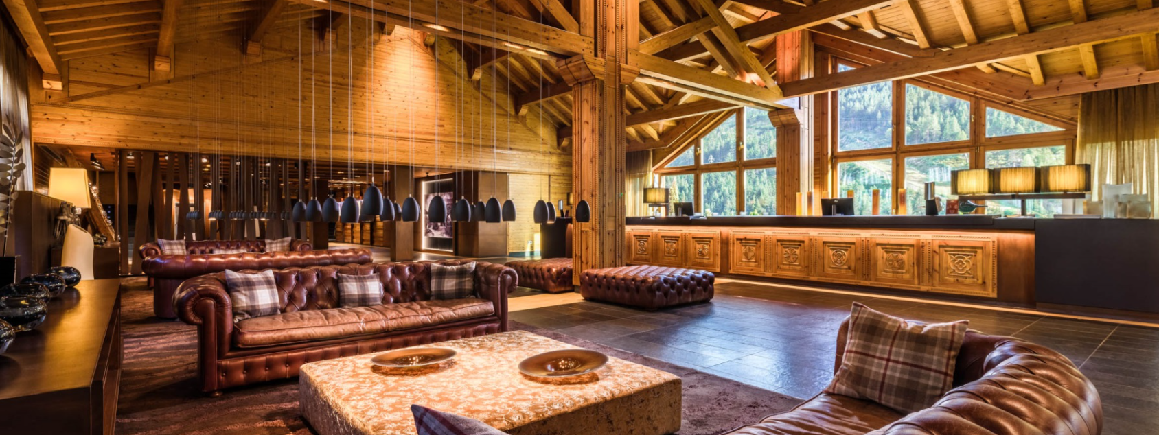 Sport Hotel Hermitage & Spa El Sport Hotel Hermitage & Spa es un hotel de 5 estrellas situado a 1850 metros de altitud, el único The Leading Hotels of the World en los Pirineos, y ofrece 135 habitaciones entre Junior Suites Deluxe y Suites, todas con vistas a la montaña y con terraza. Uno de nuestros puntos fuertes es la gastronomía, en la cual destaca la primera estrella Michelin para el hotel y también para el país otorgada a nuestro restaurante Ibaya de cocina española-andorrana. Su chef, Francis Paniego, puede presumir de tener tres estrellas Michelin adicionales. Otro de nuestros restaurantes gastronómicos es el Koy Hermitage, a cargo del chef Hideki Matsuhisa, que cuenta con una estrella Michelin. Y no debemos olvidar otros restaurantes insignia como el Sol i Neu, situado a pie de pistas con vistas espectaculares y cocina de montaña, y el animado Glass Bar. El Sport Wellness Mountain Spa es un espacio único donde se puede disfrutar de una experiencia inolvidable: 5000 metros cuadrados de tranquilidad, un oasis de calma sin ruidos ni aglomeraciones. Un rincón de ensueño a pie de las pistas de esquí de Grandvalira, donde todas las propiedades del agua, las montañas y los bosques que dan vida a los Pirineos le permitirán estar en perfecta armonía con la naturaleza. Un lugar donde todo está pensado para disfrutar de una atmósfera de relajación y bienestar (para mayores de 13 años) Este paraíso de salud destila las propiedades y los beneficios del entorno natural que lo rodea. La esencia de la montaña, sus bosques, sus minerales y sus aguas cristalinas se concentran aquí, a 1850 metros de altura, y son fuente de inspiración para desarrollar los mejores tratamientos y programas de belleza y salud para su bienestar de la mano de Valmont, Mesoestetic y Sea Skin. Las Hermitage Mountain Residences son nueve residencias exclusivas con una superficie de 120 m2, con dos dormitorios, hasta 500 m2, con ocho dormitorios. Están conectadas al hotel Hermitage y cuentan con todos sus servicios, además de mayordomía y una recepción exclusiva. Estamos situados a pie de pistas de Grandvalira, con más de 210 km de recorrido, y ofrecemos un servicio altamente exclusivo de conserjería de esquí, con VIP lounge ski lockers y servicio de guía de esquí, entre otros, y nuestras propias tiendas tanto de alquiler de material como de ropa deportiva con marcas de prestigio. Esta temporada de invierno de 2023 se abrirá el Hermitage Mountain Lodge, un chalet exclusivo y único situado en plenas pistas de esquí entre Soldeu y el Tarter con cuatro habitaciones dobles y una capacidad máxima de ocho adultos y cuatro niños, con servicio de mayordomía. En verano, ofrecemos el campo de golf situado a mayor altitud de Europa, 2250 metros, de nueve hoyos y al que se accede con la telecabina situada junto al hotel. También organizamos varias actividades al aire libre como senderismo, e-bike o rutas por los lagos con 4x4, entre otras. Para las familias, ofrecemos los servicios gratuitos del Kids Club (de 4 a 12 años) que incluyen babysitting bajo petición.  