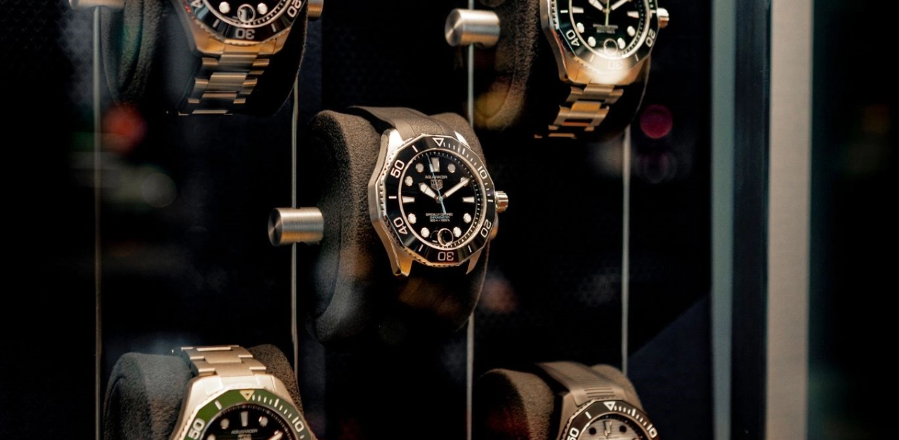 Relojes TAG Heuer Ubicada en la avenida Meritxell, el corazón comercial de Andorra, TAG Heuer Andorra es mucho más que una boutique: es un templo para los amantes de la alta relojería y la adrenalina deportiva, especialmente vinculada al automovilismo. Este espacio exclusivo, gestionado por el Grup Quars, distribuidor oficial de TAG Heuer en el Principado, presenta una selección única de relojes suizos de lujo. Con un protagonismo especial de los cronógrafos y diseños deportivos, cada pieza combina tecnología de vanguardia, precisión impecable y estilo atemporal. En TAG Heuer Andorra, disfrutarás de una experiencia inolvidable. El ambiente, que respira rendimiento y sofisticación, está pensado para conectarte con la esencia de una marca icónica. Además, nuestro equipo de expertos te guiará con atención personalizada, y se asegurará de que cada detalle contribuya a hacer de tu visita un momento único. Cada reloj cuenta una historia: un relato de innovación y perfección. Adéntrate y déjate cautivar por creaciones que trascienden el tiempo; pequeñas obras maestras que reflejan el espíritu pionero de TAG Heuer. Ven a TAG Heuer Andorra y descubre el auténtico arte de la precisión suiza. Haz del tiempo tu mejor aliado.  