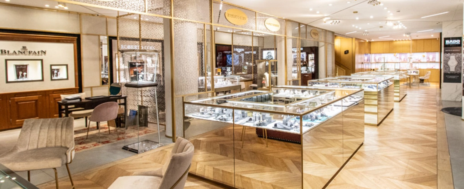 The Embassy Store by Suïssa Joiers The Embassy Store es un espacio comercial de más de 2600 m2 ubicado en medio del eje comercial de Andorra la Vella y creado para descubrir y vivir el universo del lujo. The Embassy se ha diseñado para ser un sitio de encuentro de residentes y turistas, un espacio para disfrutar con amigos y familiares. Un lugar ideal para cuidarse y disfrutar de una vida activa, pero también para desconectar o conectar, relajarse y nutrirse con la lectura o el arte, así como disfrutar de talleres, experiencias y eventos en el espacio destinado a ello en la segunda planta. El edificio, de apariencia innovadora, está preparado para afrontar el futuro y proyecta el camino que debe emprender Andorra: una oferta de calidad, un servicio exclusivo y una experiencia de compra y visita inolvidable. En el interior, conforman el espíritu de The Embassy espacios generosos, altura de techos, luz natural con grandes vidrieras y espacios para descansar y pasar momentos gratos y agradables. El equipo de The Embassy te ofrece una experiencia de compra personalizada que invita a descubrir las distintas marcas consolidadas, así como las nuevas marcas emergentes y de tendencia. Somos expertos en joyería, relojería y belleza, y te ofrecemos una gran variedad de marcas de renombre internacional. En cuanto a relojería, somos distribuidores exclusivos en Andorra de Breguet, Blancpain, Omega, Chopard, Rado, Longines, Tissot y Swatch. Contamos con más de 5000 modelos de relojes en exposición y ponemos a tu disposición un servicio de posventa oficial en Andorra de todas nuestras marcas. Si lo que buscas son joyas, en The Embassy somos distribuidores exclusivos en Andorra de Chopard, Roberto Coin, Gucci, Marco Bicego y muchas más marcas. Encontrarás más de 12 000 modelos de joyas en exposición. En nuestro servicio técnico, los maestros joyeros son especialistas en diamantes, reparación y limpieza de joyas. En cuanto a belleza y cosmética, somos distribuidores de las marcas Diptyque, Byredo, Maison Francis Kurkdjian, Clive Christian, Augustinus Bader o Eve Lom, entre otras. Te asesoramos en los perfumes de autor que más se adapten a ti, y dispones de una experiencia sensorial con los viajes olfativos que nuestros expertos organizan bajo demanda. El espacio cuenta también con la galería de arte Carles Teixidó. Es de 3.a generación de galeristas y especialista en arte contemporáneo y vanguardista. Propone exposiciones temporales dinámicas de gran calidad durante todo el año. El espacio gastronómico El Diamant, de 600 m2, está situado en la planta -1 de The Embassy y lo gestiona Nandu Jubany, chef galardonado con una estrella Michelin. Un restaurante boutique donde podrás degustar sus creaciones con productos locales que se trasladan del bosque y la huerta al plato, y recetas reinventadas que cuidan hasta el más mínimo detalle. Suïssa Joiers, una empresa familiar especializada en joyería y relojería, es hoy The Embassy Store. Fundada en 1984, ha estado al frente del sector del lujo en Andorra bajo el liderazgo de Rosa Pons, de 6.ª generación de joyeros-relojeros. Su experiencia profesional ha sido primordial para conocer las necesidades del mercado actual: posicionar las marcas en espacios propios para explicar sus historias únicas y ofrecer una experiencia de compra en la que los clientes puedan participar directamente en estas historias de marca. Así nace The Embassy, donde Rosa Pons y sus hijas quieren ser las pioneras e impulsoras de este gran cambio en nuestro comercio.