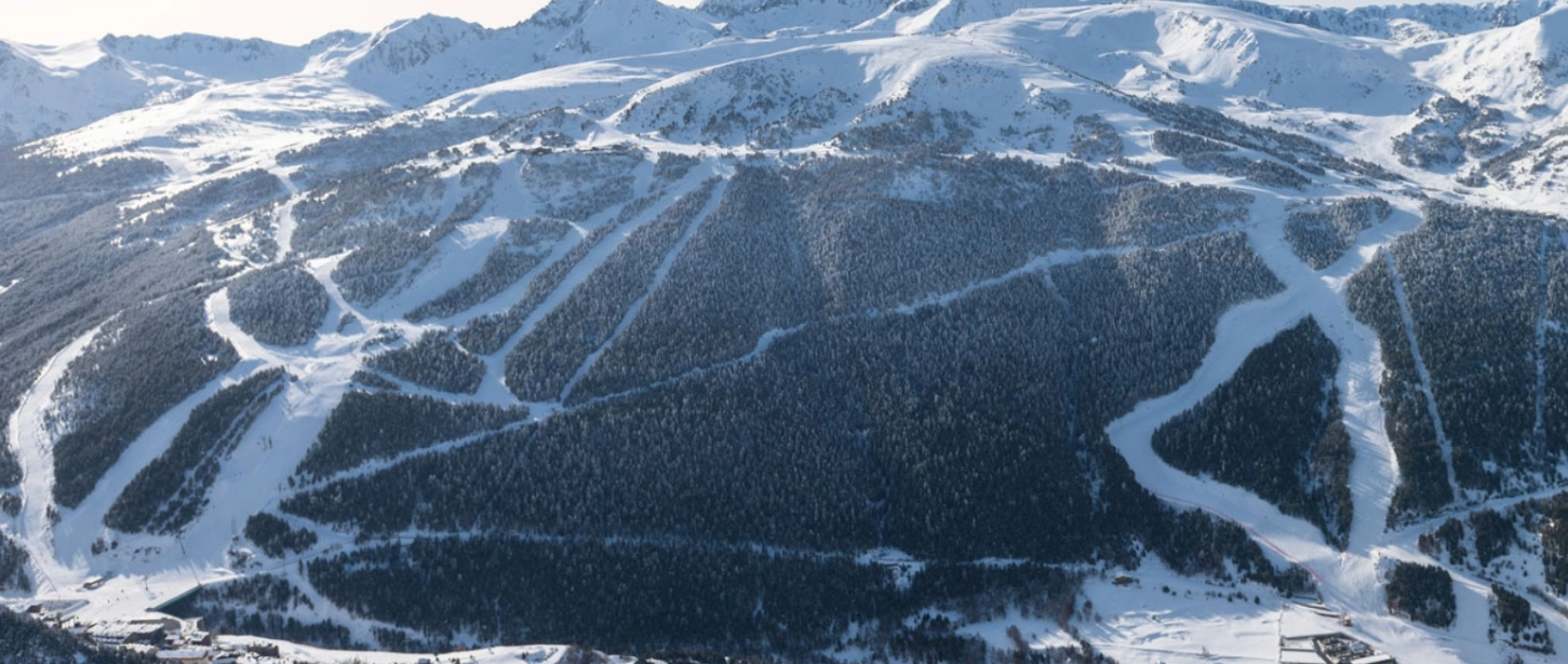 Top Class by Grandvalira Resorts Grandvalira es el lugar idóneo para disfrutar de una experiencia única y exclusiva en un marco incomparable. La estación andorrana cuenta con una amplia oferta de opciones y trabaja constantemente para renovarla y mejorarla, así como para seguir ofreciendo experiencias prémium de primer nivel con las que garantizar una vivencia más completa a los clientes de la estación que quieran ir más allá. Con la opción Top Class, Grandvalira revoluciona la forma de aprender a esquiar. Una fórmula de garantía para gozar de una jornada en Andorra y mejorar y perfeccionar tu técnica con la ayuda de un monitor. Con estos programas especiales, podrás descubrir todos los rincones imprescindibles del dominio de Grandvalira. El Top Class es un servicio exclusivo que imparten monitores de alto nivel. Es un producto que se distingue por la calidad de su servicio y porque se adapta a todos los niveles. Quienes lo contraten dispondrán de un monitor Top 10 de la escuela. Se trata de profesionales que te acompañarán durante tu estancia y te ayudarán a aprender, mejorar y perfeccionar tu nivel de esquí o de snowboard. Además, este producto ofrece vestuarios, salas especiales, esquís de test de varias marcas, reserva preferente en los distintos puntos de restauración del dominio, posibilidad de realizar grabaciones, fotos y videocorrección, y servicio de traslado siempre que se requiera. La actividad puede contratarse en cualquier escuela de esquí de todos los sectores de la estación o bien por Internet. La estación de esquí Grandvalira se fundó en 2003 a través de la unión de dos de las estaciones del Pirineo más históricas y sus sectores: Pas de la Casa, Grau Roig, Encamp (fundada en 1956) y Soldeu, El Tarter y Canillo (fundada en 1964). Esta unión permitió la creación de la mayor estación del Pirineo y una de las mayores de Europa, con 210 kilómetros de pistas, un total de 137 pistas de todos los niveles y un forfait único para disfrutar de todo este dominio esquiable. En la temporada 2019 se creó el nuevo sector de entrada, el Peretol. En estos años de historia, Grandvalira se ha caracterizado por un esfuerzo económico muy importante, con más de 100 millones de euros de inversión, para ampliar el número de kilómetros esquiables, renovar e incrementar la red de remontes con una capacidad de más de 100 000 esquiadores por hora, mejorar su red de cañones de nieve (que permite disfrutar de más de un 66 % de su territorio con nieve artificial) y dotar a la estación de la red más completa de actividades para disfrutar del après-ski.
