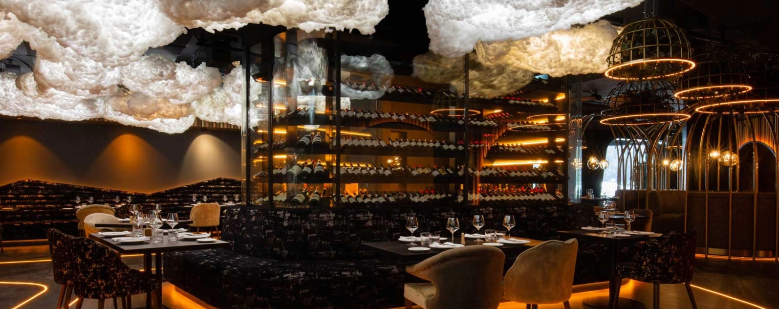 UNNIC Diseñado para disfrutar de una comida de empresa, una cena romántica o una velada especial en familia, el restaurante combina la esencia de la cocina andorrana y de montaña con influencias mediterráneas, todo bajo el sello de la alta cocina de mercado. Su propuesta destaca por la calidad del producto, el respeto a la temporalidad y una presentación cuidada que convierte cada plato en una experiencia sensorial. Situado en la planta superior de UNNIC, el Restaurant cuenta además con una terraza-mirador desde donde se puede contemplar el vibrante corazón urbano de Andorra la Vella y el entorno natural que lo rodea. Este enclave único aporta un valor añadido a la experiencia gastronómica, tanto de día como de noche. El visitante que se adentra en el universo UNNIC descubrirá que el complejo va más allá. En su interior alberga también otros espacios culinarios con identidad propia, como el Sports Bar, ideal para los amantes del deporte que desean combinar la emoción de un buen partido con lo mejor de la cocina americana; y el Red Bar, un elegante rincón donde la cocina nikkei —la fusión perfecta entre la gastronomía japonesa y peruana— se convierte en la excusa perfecta para disfrutar de cócteles de autor y espectáculos en directo. Además, el viaje gastronómico puede culminar con una experiencia de ocio inolvidable en La Disco by UNNIC, una sala exclusiva con ambientación de alto nivel, barras premium, zonas VIP y la mejor música para quienes buscan una noche diferente. Y para los más atrevidos, UNNIC acoge también el Gran Casino Andorra, el primero y único del país. Un entorno sofisticado donde la emoción se vive al máximo, con una oferta variada de mesas, máquinas y servicios exclusivos. UNNIC es mucho más que un restaurante: es el punto de encuentro de quienes buscan excelencia, estilo y sensaciones únicas en el corazón de Andorra. Un lugar imprescindible donde la gastronomía, el espectáculo y la emoción se dan cita bajo un mismo techo.  