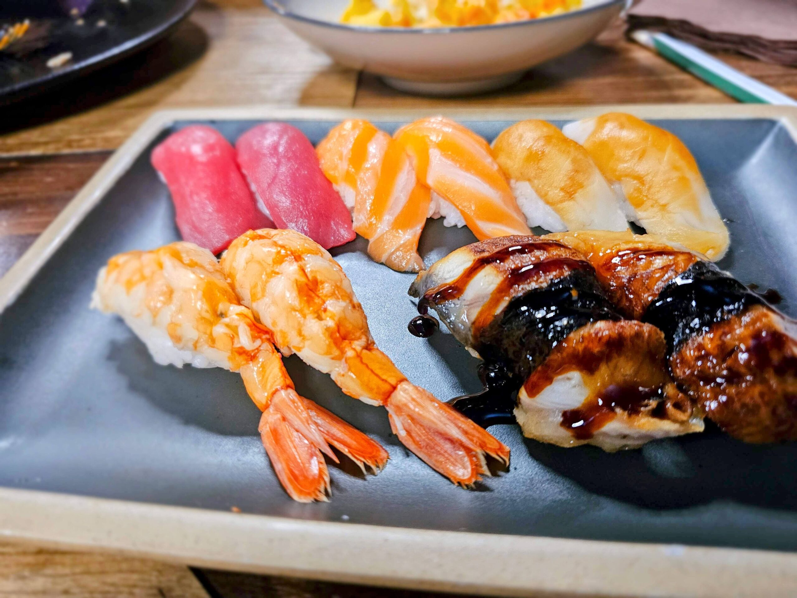 Taverna Cal Roka restaurante ¿Quiénes somos y qué hacemos? En Cal Roka cocinamos todos nuestros platos en el propio restaurante, con productos frescos y técnicas artesanales. Nuestra carta fusiona la esencia japonesa del sushi —nigiris, makis y tatakis— con carnes y mariscos a la brasa, y productos clásicos de la cocina mediterránea y gallega como el jamón ibérico, 100 x 100 de bellota o las alcachofas a la llauna. El resultado es un menú lleno de sabores atrevidos, auténticos y cuidados en cada detalle. Platos más importantes de Cal Roka Nigiris y makis japoneses: Sushi de primera calidad, preparado al momento. Ventresca prémium con tomate rosa: Platos mediterráneos donde destaca la frescura y el sabor. Carnes maduradas como los entrecots y los solomillos y mariscos a la brasa: El fuego realza los matices y la tradición gallega. Jamón ibérico 100 % de bellota: Corte clásico a mano, textura melosa y aroma irresistible. Alcachofas a la llauna: Preparadas lentamente con aceite de oliva virgen extra. Tiramisú casero: El postre perfecto para cerrar esta experiencia gastronómica. ¿Por qué somos mejores que otros restaurantes de Andorra? En Taverna Cal Roka todo se cocina en nuestro propio restaurante, garantizando frescura y calidad en cada plato. Apostamos por una fusión creativa y cuidada, donde el producto y la elaboración se miman al máximo. Nuestro ambiente es familiar, nuestro trato cercano y nuestra cocina está pensada para sorprender y conquistar a todos los paladares. Ven a descubrir el viaje de sabores de Taverna Cal Roka. Reserva y disfruta de una experiencia diferente en Andorra la Vella. #FusiónCalRoka #CocinaJaponesa #CocinaMediterránea #CocinaGallega #RestaurantesAndorra #GastronomíaAndorra