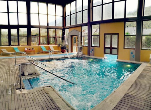 Descubre el emocionante Parque de Aventuras Naturaran en el Val d’Aran: ¡Aventura entre árboles! ¿Buscas un plan emocionante para disfrutar en familia o con amigos?' ¡No busques más! En el bonito pueblo de Les, en la Val d'Aran, a 20 minutos de Vielha,te espera nuestro increíble Parque de Aventuras Naturaran. Diseñado para todas las edades y niveles de habilidad. Nuestro parque cuenta con una amplia gama de opciones para que todos puedan tener su propia dosis de adrenalina! Los más pequeños de la casa pueden disfrutar de nuestro Circuito Infantil especialmente diseñado, equipado con medidas de seguridad pasiva para su tranquilidad y protección. Si eres un aventurero experimentado, nuestros 4 circuitos multiaventura te desafiarán y te brindarán una experiencia emocionante. Supera obstáculos, prueba tu equilibrio y siente la emoción mientras te mueves entre las copas de los árboles. ¡La diversión está garantizada! Pero eso no es todo. Para aquellos que buscan una experiencia aún más emocionante, ofrecemos un circuito de tirolinas que te hará volar por el aire. Imagina la sensación de libertad mientras surcas los cielos y admiras la impresionante belleza natural que te rodea. Y para los amantes de las emociones fuertes, contamos con una tirolina gigante de 250 metros que te dejará sin aliento. En nuestro Parque de Aventuras Naturaran del Val d'Aran, la seguridad es nuestra máxima prioridad. Contamos con un equipo de profesionales altamente capacitados que supervisan constantemente las instalaciones y se aseguran de que todos los visitantes estén protegidos en todo momento. Así que no pierdas la oportunidad de disfrutar de un magnífico día en familia o con amigos en nuestro Parque de Aventuras del Val d'Aran. ¡Ven y únete a la diversión! ¡Te esperamos con los brazos abiertos para vivir una experiencia inolvidable en medio de la naturaleza! Detalles de la actividad CIRCUITO INFANTIL para niños menores de 9 años o con menos de 135 cm de altura CIRCUITO AMARILLO + TIROLINA GIGANTE: Personas con más de 135 cm de altura, menos de 195 cm y menos de 95 kg. 4 CIRCUITOS MULTIAVENTURA + TIROLINA GIGANTE: Personas con más de 155 cm de altura, menos de 195 cm y menos de 95 kg. 4 CIRCUITOS MULTIAVENTURA + CIRCUITO DE TIROLINAS + TIROLINA GIGANTE: Personas con más de 155 cm de altura, menos de 195 cm y menos de 95 kg. Del Abril a Junio, grupo mínimo 4 pax. Horario 10h30 De Julio a Septiembre abierto todos los días de 10h30 a 13h30 y 16h30 a 20h30