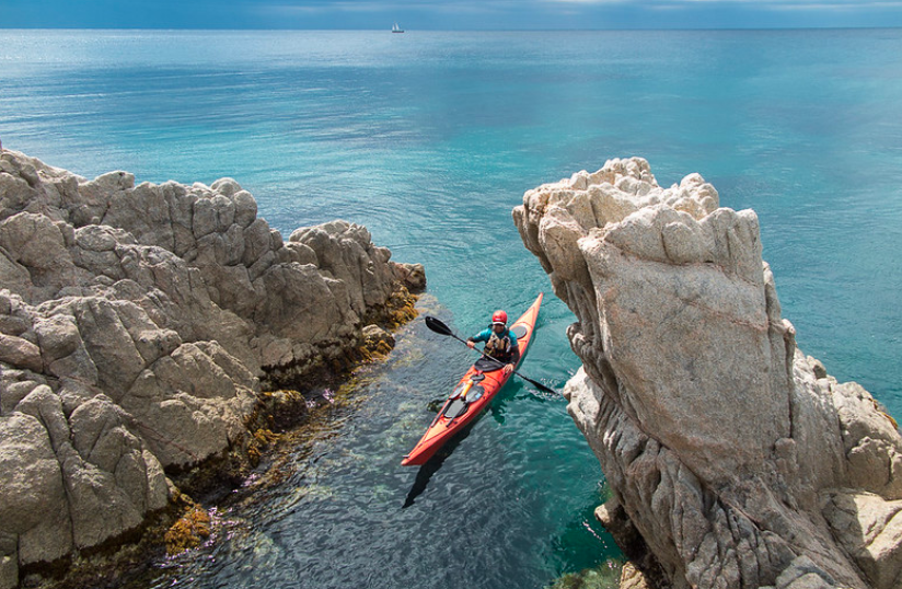 Kayaking Costa Brava Somos una empresa dedicada exclusivamente a la promoción del kayak de mar. Presentes en distintos puntos de la Costa Brava, ofrecemos excursiones guiadas en kayak de mar por los parajes más cautivadores y emblemáticos del litoral ampurdanés.