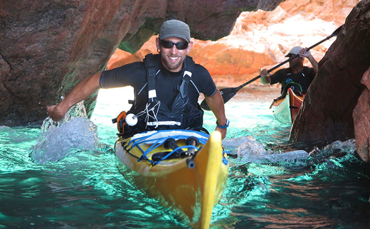 Kayaking Costa Brava Somos una empresa dedicada exclusivamente a la promoción del kayak de mar. Presentes en distintos puntos de la Costa Brava, ofrecemos excursiones guiadas en kayak de mar por los parajes más cautivadores y emblemáticos del litoral ampurdanés.