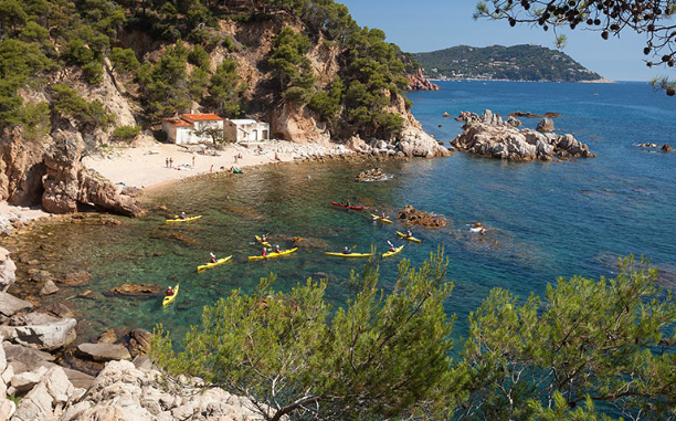 Kayaking Costa Brava Somos una empresa dedicada exclusivamente a la promoción del kayak de mar. Presentes en distintos puntos de la Costa Brava, ofrecemos excursiones guiadas en kayak de mar por los parajes más cautivadores y emblemáticos del litoral ampurdanés.