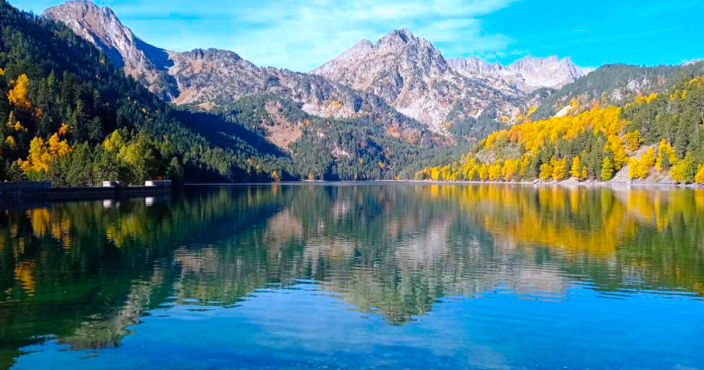 Ruta en el parque Nacional de Aigüestortes y el lago de San Mauricio Rutas por el Parc Nacional d’Aigüestortes i Estany de Sant Maurici Itinerarios en coche, pueblos de cuento, mucho senderismo y naturaleza a raudales. Guía completa con las mejores rutas por Aigüestortes y Lago San Mauricio, consejos de visita e itinerarios detallados día a día. ¿Sueñas con perderte entre montañas, lagos, bosques y cascadas maravillosas? Pues no sueñes más y vente conmigo de viaje por el parque Nacional d’Aigüestortes y l'Estany de Sant Maurici. Recorreremos los mejores senderos, carreteras panorámicas, pueblecitos increíbles, iglesias románicas y muchísimo más. ¿Me acompañas a conocer las mejores rutas por Aigüestortes