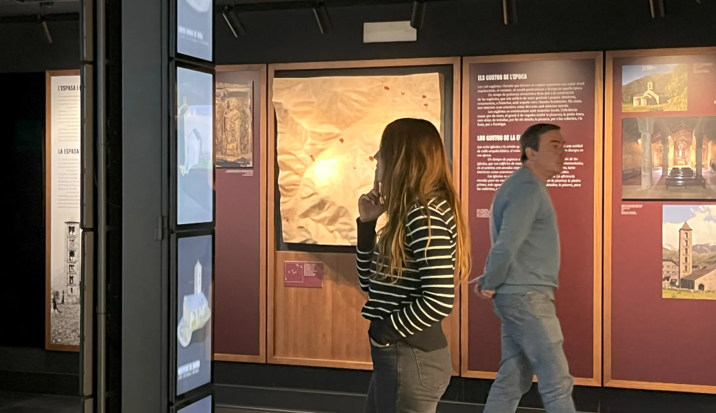 onjunto Románico del Valle de Boí: Un viaje al Pasado El Conjunto Románico de la Vall de Boí, patrimonio de la humanidad de la UNESCO, te transporta a la época medieval. Sus nueve iglesias románicas con frescos únicos y arquitectura cautivadora son una ventana a la historia. Descobreix el nou Centre del Romànic de la Vall de Boí amb els Ulls de la Història, a Erill la Vall, un espai renovat que t’endinsa en la història i l’art de les esglésies romàniques. Gràcies a una museografia innovadora i tecnologia immersiva, podràs explorar com la natura, la religió i la societat medieval van donar forma a aquest llegat únic. Què hi trobaràs? Una exposició interactiva sobre el conjunt romànic i el seu context històric. L’experiència Pinta l’art medieval, on podràs recrear pintures originals. Un nou relat que connecta passat i present d’una manera vivencial.