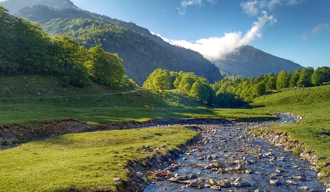Desde un tranquilo y reparador paseo hasta el desafío más extremo, en un entono seguro, en el Val d’Arán encontrarás todo lo que sueñas para disfrutar y vivir momentos memorables, ¡haga el tiempo que haga! Cimas de más de 3000 metros, espectaculares lagos y saltos de agua, senderos señalizados para todos los niveles, recorridos a pie o en bicicleta y una gran oferta de ocio relacionada con el agua, permiten un amplio abanico de actividades al aire libre. Además, el Val d’Aran conserva un importante patrimonio cultural integrado en la naturaleza, que da lugar a interesantes itinerarios de gran riqueza artística a través de un conjunto románico y gótico único en el mundo. Entre tanta oferta variada, estas son las 10 propuestas que hemos seleccionado para esta primavera: Presenciar el espectáculo natural de las impresionantes cascadas de los Uelhs deth Joèu en la Artiga de Lin, el Saut deth Pish en el Val de Varradòs, o Molières que en esta época alcanzan su máxima potencia.