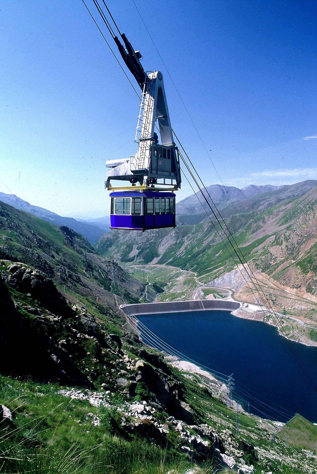 Ascenso al Estany Gento en la Vall Fosca Lo mejor es acceder por El Carrilet de l'Estany Gento fue construido en 1911 para transportar materiales para la construcción de la central hidroeléctrica de Capdella y todo el sistema de canalizaciones que comunican los diversos estanques la zona. Actualmente, su trazado ha sido habilitado como vía verde y se convierte en un camino maravilloso para pasear y disfrutar de los paisajes espectaculares de la parte alta de la Vall Fosca. Una caminata ideal para hacer en familia, justo a las puertas del parque Nacional de Aigüestortes y Lago de San Mauricio. Hay tres maneras de llegar al Carrilet de l’Estany Gento, cada una de ellas con un medio de transporte distinto: La primera, recomendada, consiste en subir con el teleférico que une la presa de Sallent con el lago Estany Gento, donde empieza el recorrido. Este servicio funciona entre los meses de julio y septiembre. La segunda consiste en subir en vehículo todoterreno desde Espui al Coll del Triador y el depósito de agua (aprox. 30 min), en el otro extremo del Carrilet. Esta opción implica hacer el recorrido en el sentido contrario al que está descrito en la página web. La tercera opción consiste en hacer el recorrido a pie por la canal de Pigolo. En este caso, la caminata fácil se convierte en una excursión más exigente de unas 4 horas. El camino de la canal de Pigolo empieza en la presa de Sallent y dura unos 50 min. El camino empieza en el Estany Gento (2.200 m). Desde el punto de llegada del teleférico, nos dirigimos a la pared de la presa, donde se encuentra la señal de inicio de la ruta, al lado de la vía del Carrilet. A partir de ahí, se trata de ir siguiendo las antiguas vías y traviesas del ferrocarril, que llevan al depósito de agua de la central hidroeléctrica de Capdella (2.136 m). No tiene pérdida.