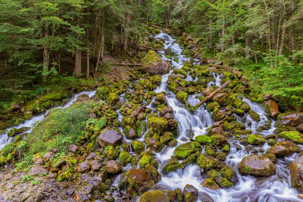 Desde un tranquilo y reparador paseo hasta el desafío más extremo, en un entono seguro, en el Val d’Arán encontrarás todo lo que sueñas para disfrutar y vivir momentos memorables, ¡haga el tiempo que haga! Cimas de más de 3000 metros, espectaculares lagos y saltos de agua, senderos señalizados para todos los niveles, recorridos a pie o en bicicleta y una gran oferta de ocio relacionada con el agua, permiten un amplio abanico de actividades al aire libre. Además, el Val d’Aran conserva un importante patrimonio cultural integrado en la naturaleza, que da lugar a interesantes itinerarios de gran riqueza artística a través de un conjunto románico y gótico único en el mundo. Entre tanta oferta variada, estas son las 10 propuestas que hemos seleccionado para esta primavera: Presenciar el espectáculo natural de las impresionantes cascadas de los Uelhs deth Joèu en la Artiga de Lin, el Saut deth Pish en el Val de Varradòs, o Molières que en esta época alcanzan su máxima potencia.