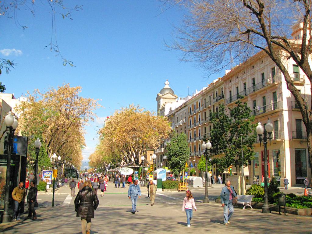 Tarragona, tanto ciudad como provincia, es un destino fascinante y versátil para vivir experiencias inolvidables con familia o amigos. Su mezcla única de historia, costa, naturaleza y tradición convierte cada visita en un viaje auténtico, con múltiples propuestas para quienes buscan descubrir, disfrutar y compartir recuerdos especiales. Tarragona ciudad: historia viva y ocio Tarragona es la antigua Tarraco romana, declarada Patrimonio de la Humanidad, donde las murallas, el circo y el anfiteatro se pueden recorrer a pie, sintiendo la magia de siglos de historia bajo tus pasos. Los paseos por la Rambla Nova culminan en el “Balcón del Mediterráneo”, un mirador espectacular para contemplar el mar y dejarse atrapar por la brisa. Para las familias, es imprescindible perderse entre los restos arqueológicos, participar en actividades lúdicas como las visitas teatralizadas al Anfiteatro o al Circo, y dejar volar la imaginación en la TarraKids, zona con juegos temáticos para niños. La ciudad vibra durante el festival Tarraco Viva, que revive la Antigua Roma con mercados, talleres y espectáculos para niños y adultos. Más allá del centro, las playas urbanas como la Platja del Miracle o la emblemática playa Llarga ofrecen espacios seguros y agradables donde disfrutar del baño o de los deportes náuticos. Tarragona provincia: mar, naturaleza y cultura La provincia de Tarragona sorprende con parajes de gran riqueza natural y cultural. Un plan imprescindible es adentrarse en el Delta del Ebro y experimentar el avistamiento de aves, los paseos en barco entre arrozales o la degustación de mejillones y ostras directamente en bateas flotantes. El parque natural es ideal para recorrerlo en bicicleta o en kayak, y para los más aventureros, las rutas guiadas en 4x4 o a caballo permiten llegar a rincones únicos. Para quienes prefieren la cultura y el ambiente mediterráneo, pueblos como Cambrils, con su puerto siempre animado y una de las mejores ofertas gastronómicas en pescado y arroces, o Reus y su modernismo, son apuestas seguras para paseos con encanto, mercadillos y actividades al aire libre. Salou y PortAventura ofrecen experiencias para toda la familia, mezclando adrenalina y diversión a lo grande. Destacan, además, propuestas exclusivas como navegar en catamarán al atardecer por la Costa Daurada, descubrir paisajes de viñedos con cata de vinos DO Tarragona o participar en festivales de música y teatro que llenan de vida el calendario local durante todo el año. Visitar Tarragona, en definitiva, es sumergirse en un mosaico de experiencias auténticas, donde cada día es una aventura que puede vivirse al ritmo de los sentidos y compartir con quienes más quieres. Escoge tu plan, prepárate para descubrir y deja que el Mediterráneo, la historia y la hospitalidad de Tarragona te sorprendan en cada paso.