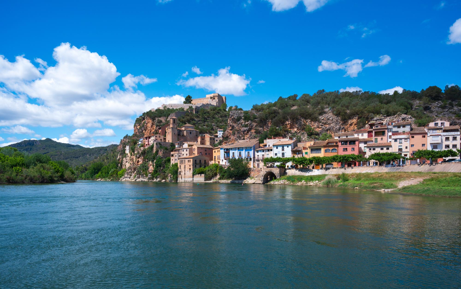 Recorre pueblos con encanto en Tarragona: Siurana, Miravet y Horta de Sant Joan, con degustaciones gourmet para compartir y ganar en Breemfy Tarragona es mucho más que playa y costa. Si buscas actividades originales para publicar en Breemfy y empezar a ganar dinero real con tus experiencias, los pueblos de interior ofrecen paisajes, historia y gastronomía de auténtico lujo. Aventúrate en un recorrido entre Siurana, Miravet y Horta de Sant Joan, y sumérgete en el mundo de los aceites artesanales y los vinos locales. Siurana: historia, roca y vistas de postal El viaje comienza en Siurana, un pueblo medieval colgado sobre un acantilado, con calles de piedra, restos de un castillo árabe y vistas inolvidables al embalse y las montañas de Prades. Perfecto para los amantes de la fotografía y la naturaleza. Aquí puedes probar aceites virgen extra de la zona, con sabores intensos que hablan de tradición y calidad local. Miravet: el río y el castillo templario La siguiente parada es Miravet, a orillas del Ebro, famoso por su imponente castillo templario y su barrio antiguo de casas blancas. El ambiente relajado invita a pasear junto al río, descubrir talleres de cerámica y participar en catas de vino en bodegas familiares, donde te explicarán el vínculo entre el producto, el paisaje y la historia. Horta de Sant Joan: arte y aceite de autor Termina el itinerario en Horta de Sant Joan, tierra inspiradora para artistas como Picasso y cuna de aceites gourmet reconocidos internacionalmente. Visita cooperativas y almazaras para descubrir el proceso artesanal, disfruta de degustaciones guiadas y marida aceites y vinos selectos con productos tradicionales de la Terra Alta. Comparte tus experiencias en Breemfy y gana En cada pueblo, documenta tu visita con fotos de paisajes, detalles arquitectónicos, platos degustados, productos locales y momentos compartidos. Breemfy te permite publicar relatos auténticos, consejos y recomendaciones: cuanto más original y personal tu contenido, mayores posibilidades tendrás de inspirar y conseguir recompensas económicas. Breemfy: degustando, viajando y ganando Con Breemfy, cada recorrido es una oportunidad para vivir la gastronomía y la cultura de Tarragona. Descubre rincones con encanto, prueba aceites y vinos únicos, y convierte tu viaje en una historia rentable y compartida con la comunidad. ¿Listo para disfrutar los pueblos de interior y ganar dinero real publicando tu aventura? Únete a Breemfy y sé parte de la revolución de las experiencias auténticas.