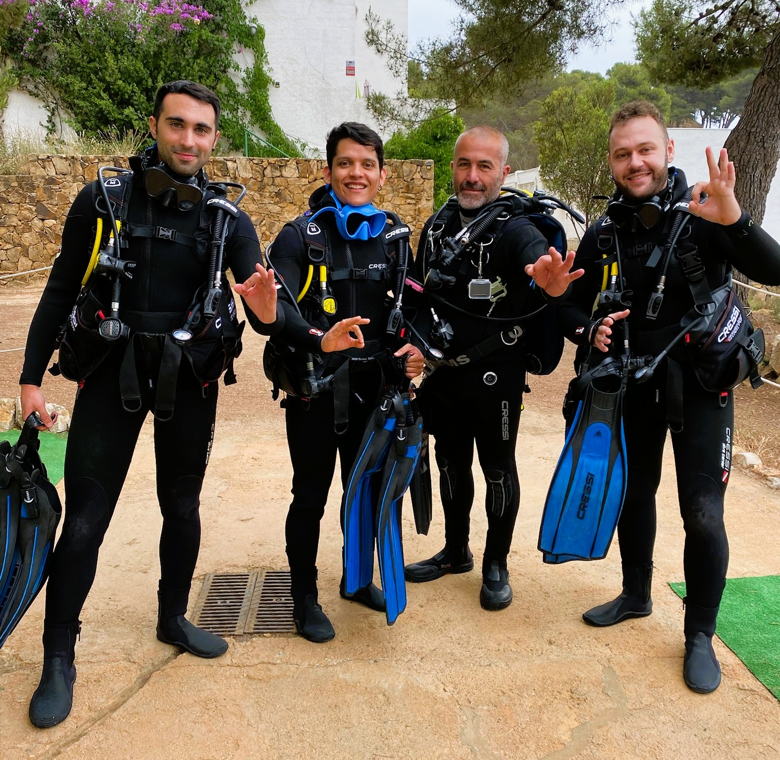 Bautizo-de-buceo-tossadivers00003 (2) Buceo en Tossa de Mar | Centro de Buceo PADI en la Costa Brava Centro de Buceo PADI en Tossa de Mar, en Primera Línea de la Costa Brava TossaDivers es un centro de buceo PADI 5 estrellas en Tossa de Mar, Costa Brava, creado desde la pasión por el buceo. Como centro PADI IDC 5 estrellas, ofrecemos cursos de buceo en Tossa de Mar para todos los niveles, compartiendo nuestra pasión por el mundo submarino. Nuestro centro de buceo en Tossa de Mar está ubicado en primera línea de mar, ofreciendo instalaciones totalmente renovadas. Contamos con vestuarios con duchas y una amplia terraza para que puedas preparar tu equipo cómodamente. Todo esto sin necesidad de desplazamientos, para que disfrutes al máximo de tu experiencia de buceo en Tossa de Mar. El buceo en Tossa de Mar es una experiencia única debido a la gran diversidad marina que ofrece. Nuestro equipo de guías te mostrará los rincones más especiales de este destino. Si nunca has buceado, Tossa de Mar es el lugar ideal para tu bautizo de buceo, donde podrás descubrir un nuevo mundo submarino acompañado de nuestros profesionales PADI