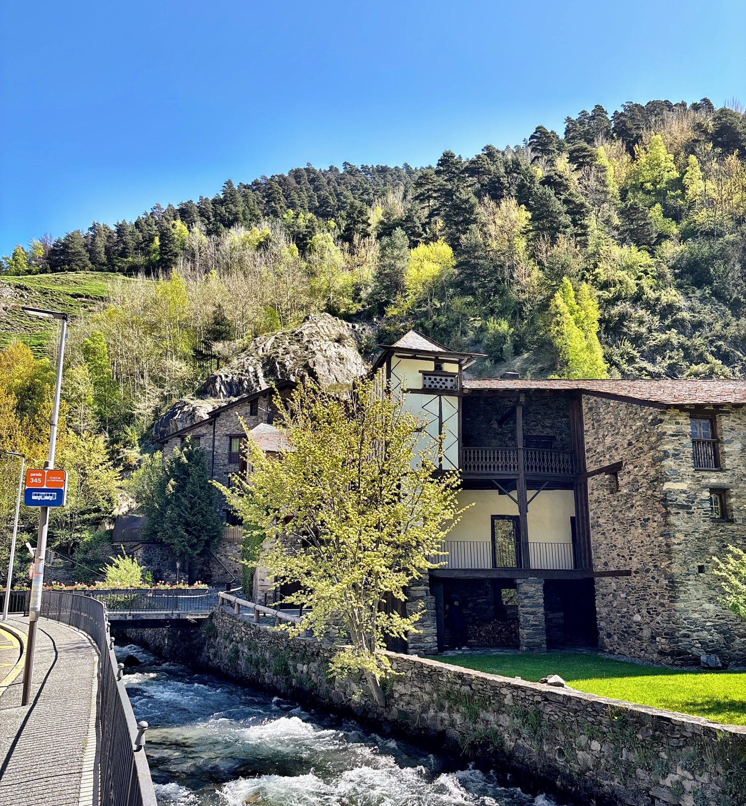 LA CORTINADA ORDINO El Principado de Andorra es un pequeño país independiente situado en los Pirineos, entre España y Francia, reconocido por su sistema político único de coprincipado parlamentario y por su extraordinaria calidad de vida. Andorra destaca por ser el microestado más grande de Europa, con una cultura fuertemente catalana pero gran convivencia de tres lenguas: catalán (oficial), español y francés. Singularidades de Andorra Sistema de coprincipado: Es el único país gobernado por dos copríncipes: el presidente de Francia y el obispo de Urgel, en España. Multilingüismo y mezcla cultural: A pesar de su tamaño, en Andorra conviven catalán, español y francés, lo que favorece la integración y el ambiente cosmopolita. Fiscalidad atractiva: Sus bajos impuestos, junto a la ausencia de ejército y una administración moderna, la convierten en destino atractivo para residentes y empresas. Seguridad y naturaleza: Destaca por sus altos estándares de seguridad, calidad sanitaria y un entorno natural muy bien conservado en los Pirineos. Potencialidades Turismo: El motor principal de la economía, con más de 8 millones de visitantes anuales atraídos por el esquí, actividades de naturaleza, senderismo, ciclismo, termas y compras libres de impuestos. Comercio y banca: Andorra es hub de compras internacionales y servicios financieros, lo que impulsa la economía y favorece el emprendimiento. Innovación y calidad de vida: Es un país seguro, con excelente sistema de salud, educación y servicios adaptados a familias y residentes internacionales. Sitios emblemáticos que visitar Andorra la Vella: Capital rodeada de montañas, con su centro histórico (Casa de la Vall, Iglesia de Sant Esteve) y avenidas comerciales como Meritxell. Iglesias románicas: Como Sant Joan de Caselles o Santa Coloma, joyas arquitectónicas del siglo XII. Lagos de Tristaina: Espectaculares rutas de montaña con lagos glaciares. Pueblos con encanto: Ordino, Encamp, Canillo o Pal, con calles empedradas y ambiente tradicional. Caldea: El mayor centro termal del sur de Europa, en Escaldes-Engordany. Naturlandia: Parque de aventuras y naturaleza para familias en Sant Julià de Lòria. Grandvalira y Vallnord: Estaciones de esquí de referencia en Europa, accesibles gran parte del año. Andorra combina tradición y modernidad, un entorno natural privilegiado y una economía dinámica, lo que la convierte en un destino singular tanto para el turismo como para vivir o emprender. https://www.es.clickand.net/andorra-un-pais-independiente-entre-francia-y-espana/ https://es.wikipedia.org/wiki/Andorra https://www.es.clickand.net/el-principado-de-andorra/ https://interlinkand.com/sectores-economicos-andorra/ https://universalgestio.com/2023/01/23/turismo-motor-del-crecimiento-economico-de-andorra/ https://psf.ad/es/noticias/el-boom-turistico-en-andorra-y-las-oportunidades-para-emprendedores https://www.mc-expatriation.com/es/andorra/ https://www.viajeroscallejeros.com/lugares-que-ver-en-andorra/ https://omviajesyrelatos.com/sitios-que-ver-en-andorra/ https://www.mc-expatriation.com/es/andorra/historia-pais/ https://www.andorraaeroport.com/andorra-1